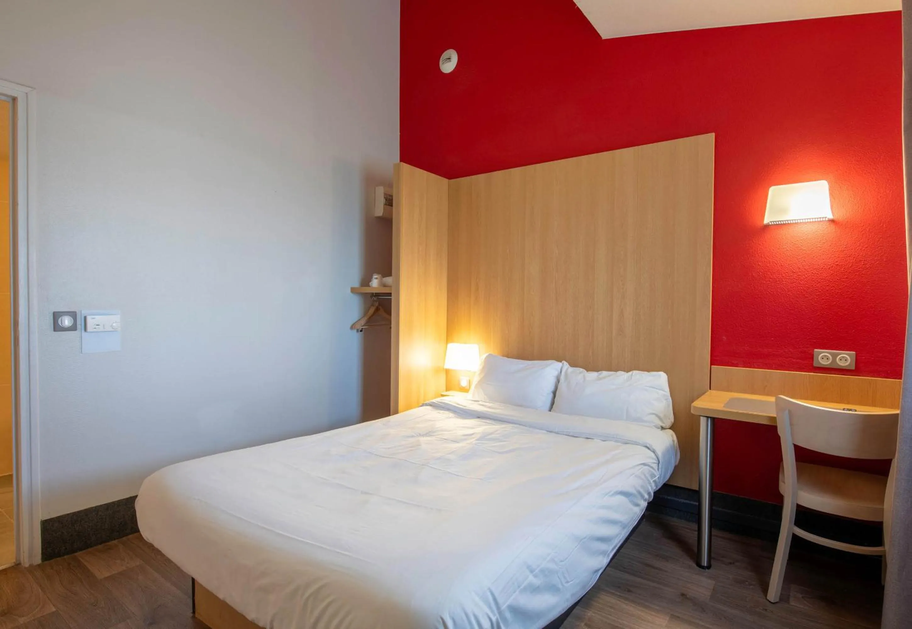 Bedroom, Bed in B&B HOTEL Amiens