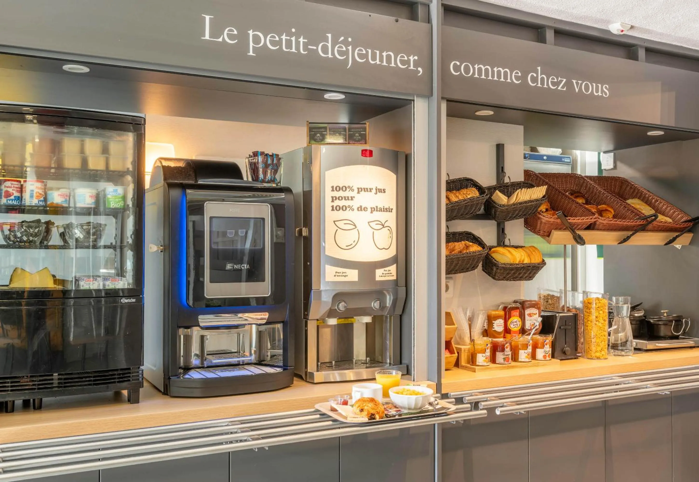 Buffet breakfast in B&B HOTEL Amiens