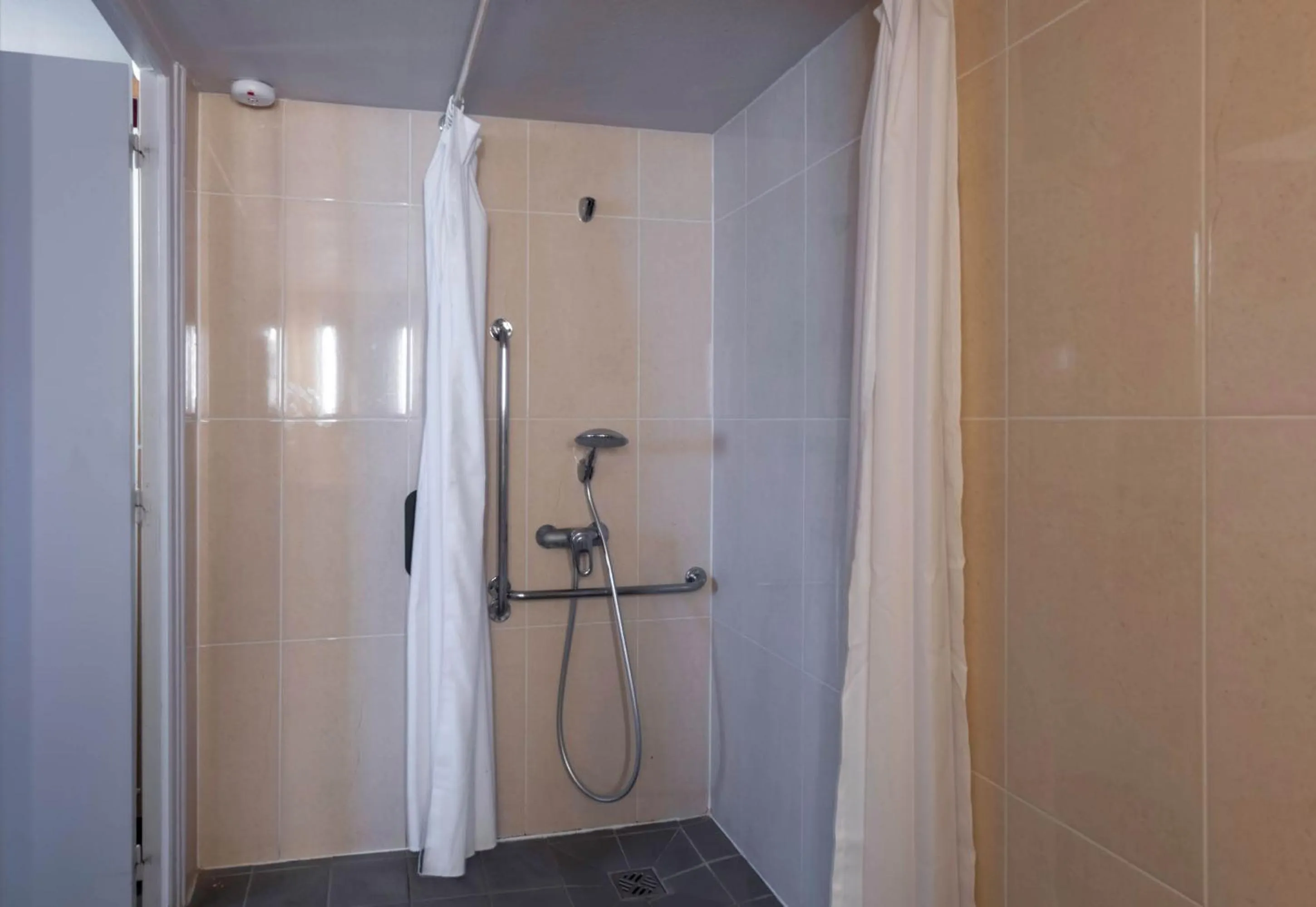 Bathroom in B&B HOTEL Amiens