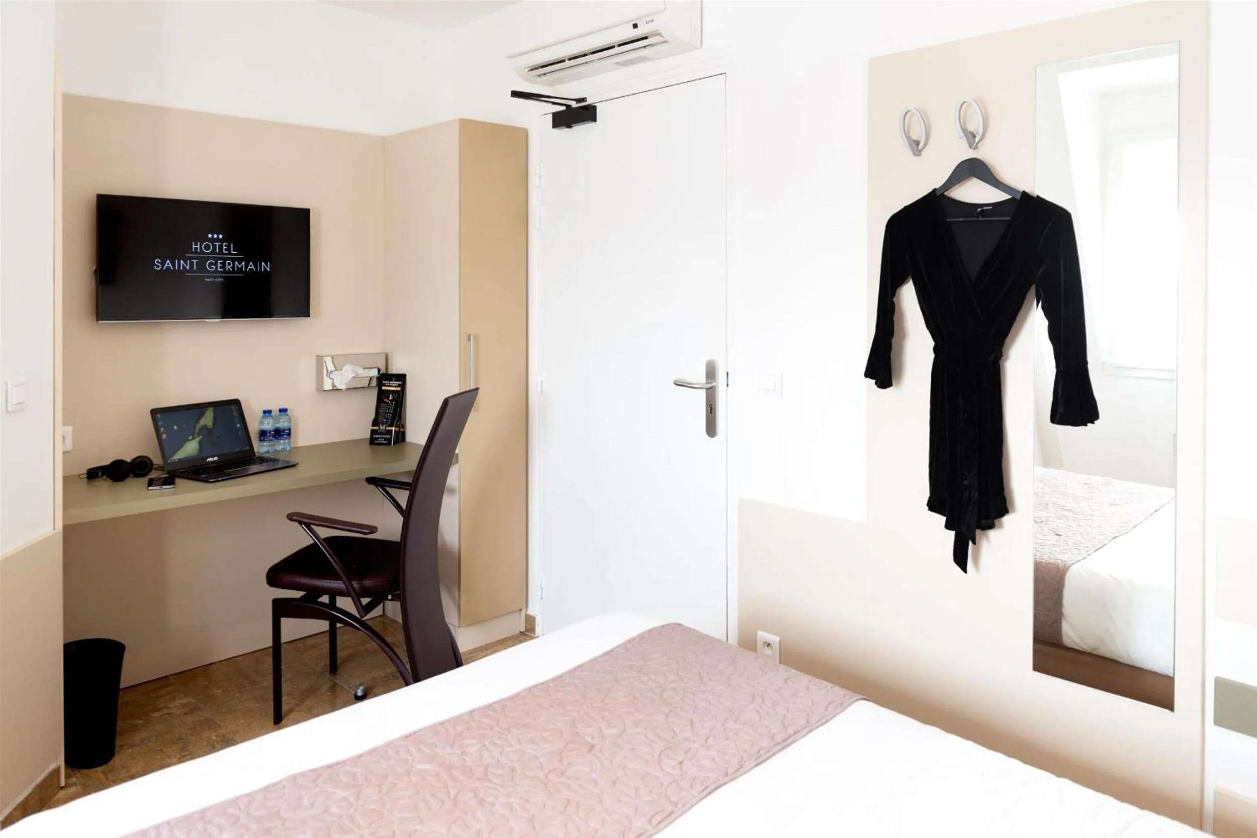 Photo of the whole room in Hôtel Le Saint Germain