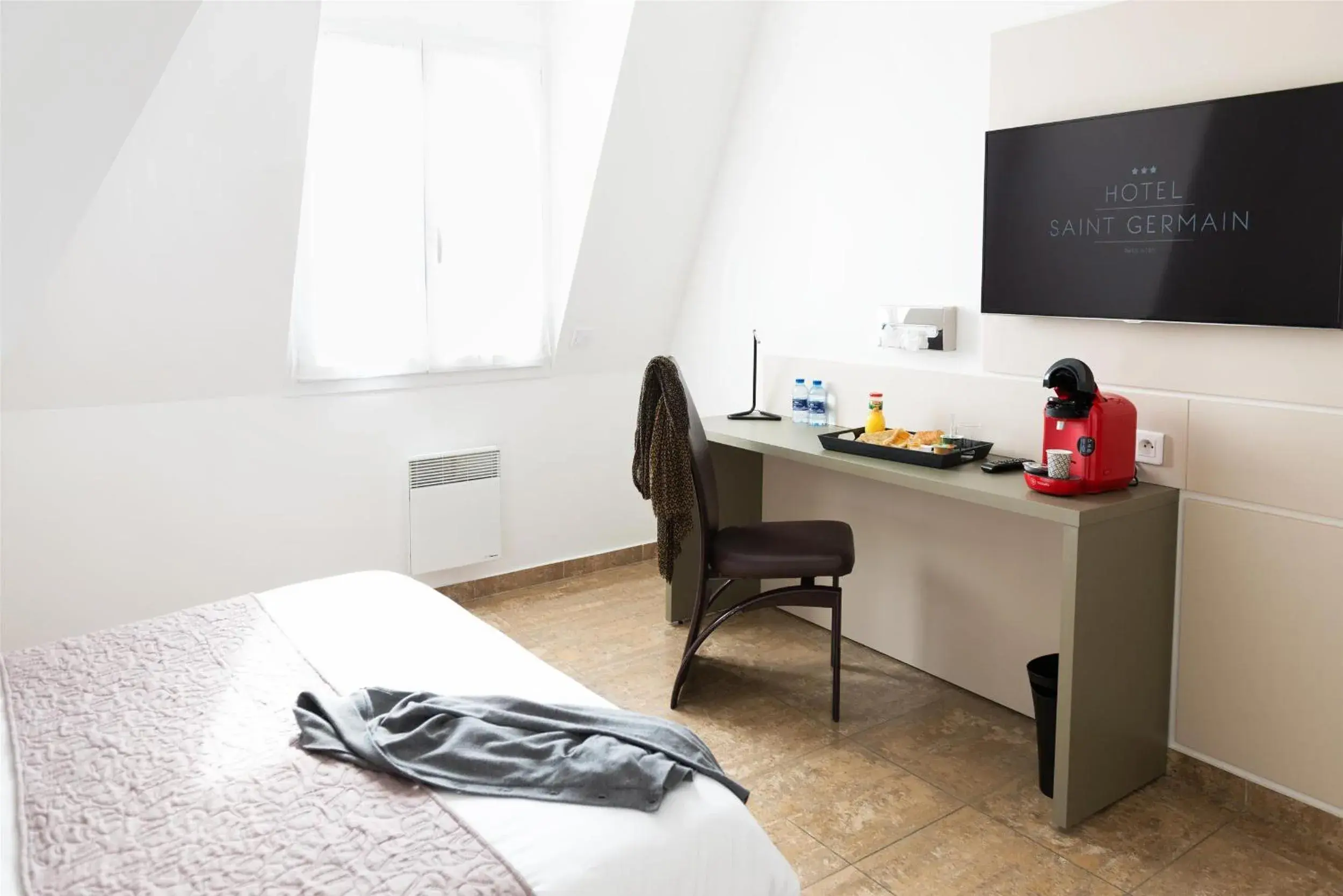 Photo of the whole room, Bed in Hôtel Le Saint Germain