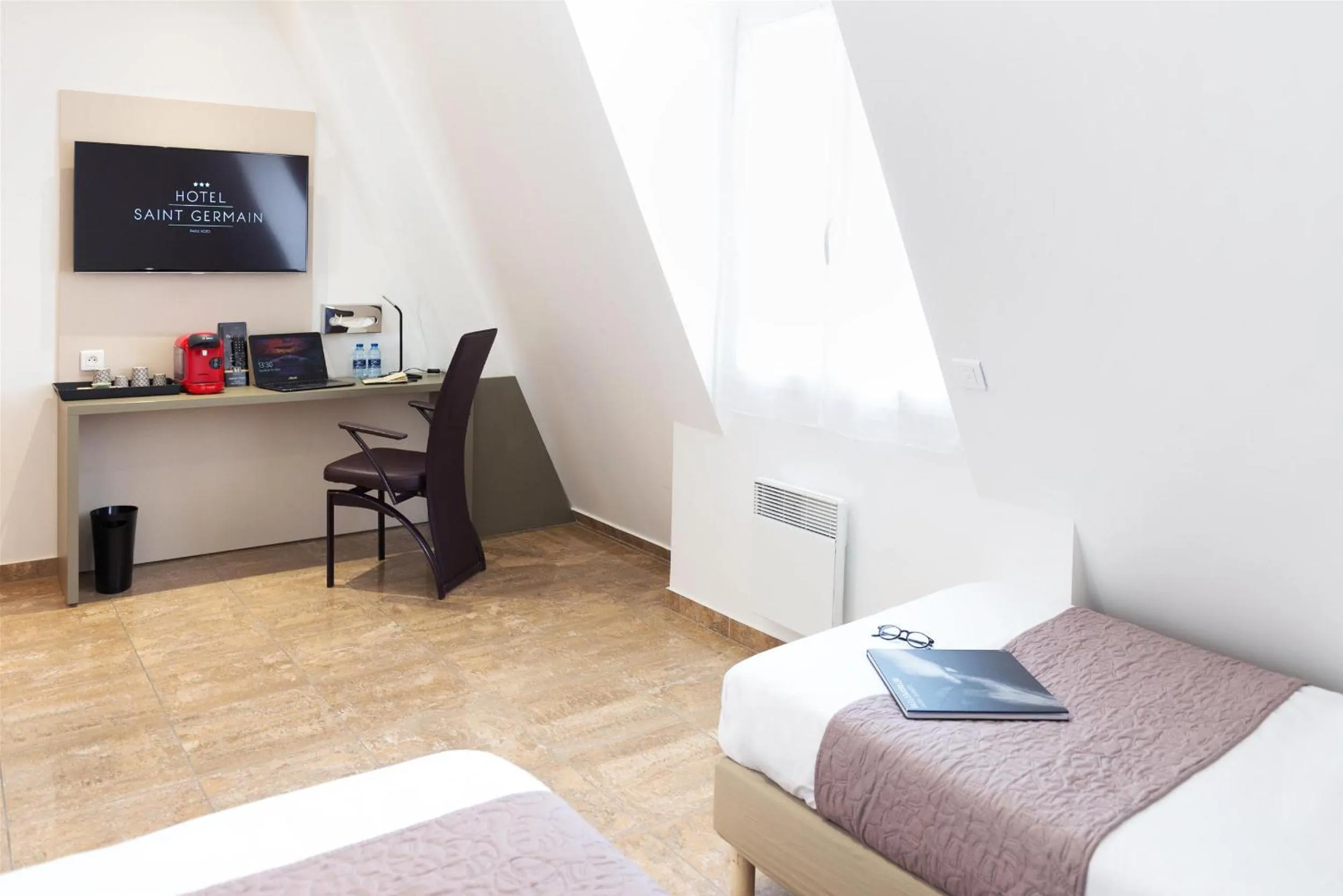 Bedroom in Hôtel Le Saint Germain
