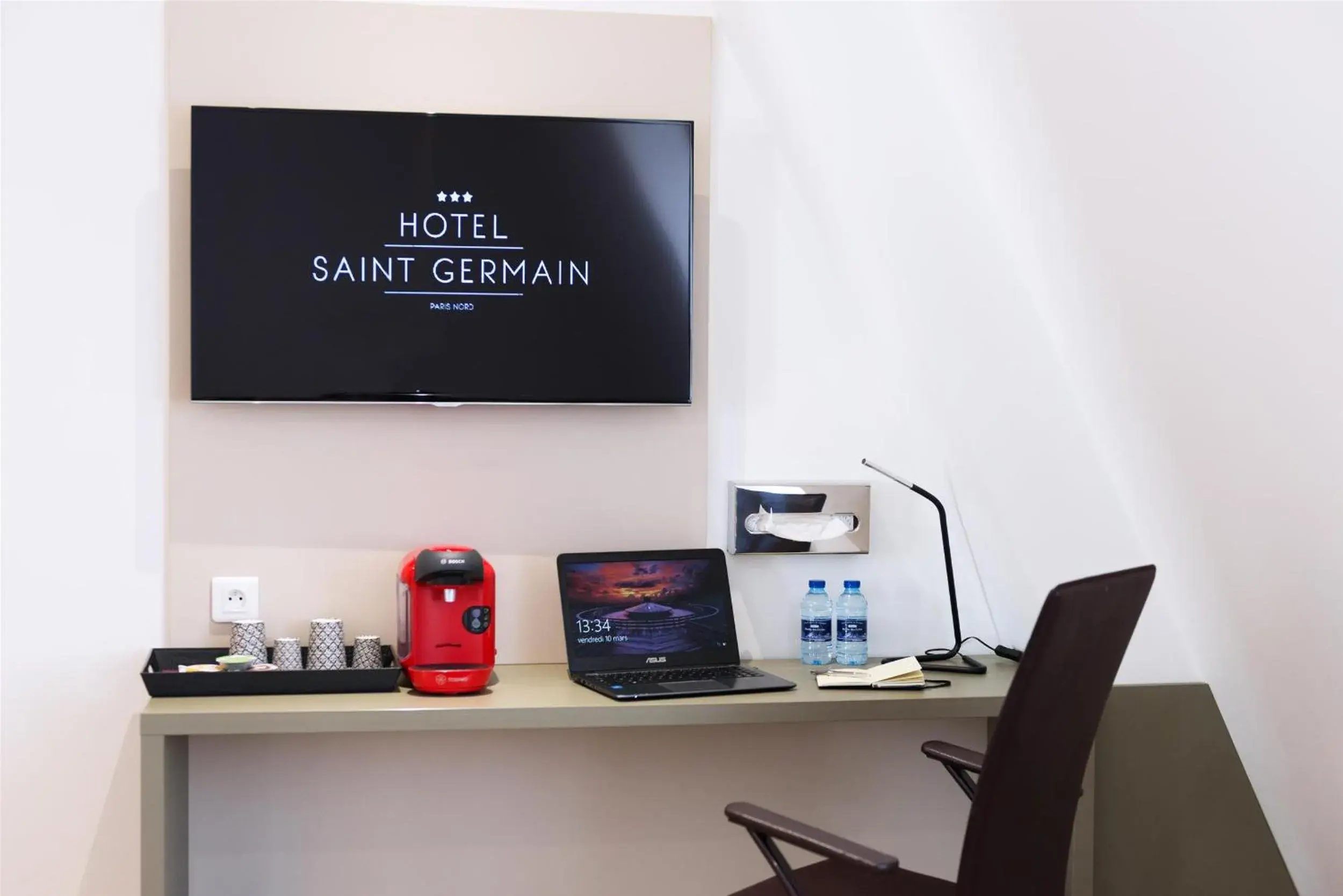 TV and multimedia in Hôtel Le Saint Germain