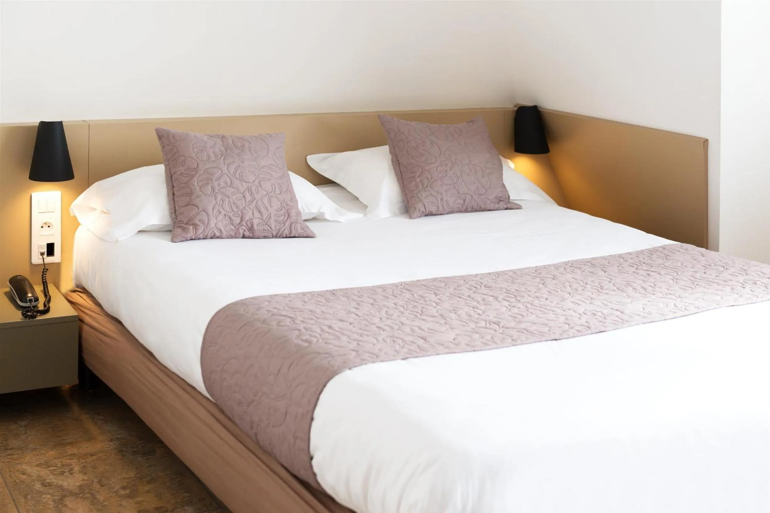 Photo of the whole room in Hôtel Le Saint Germain