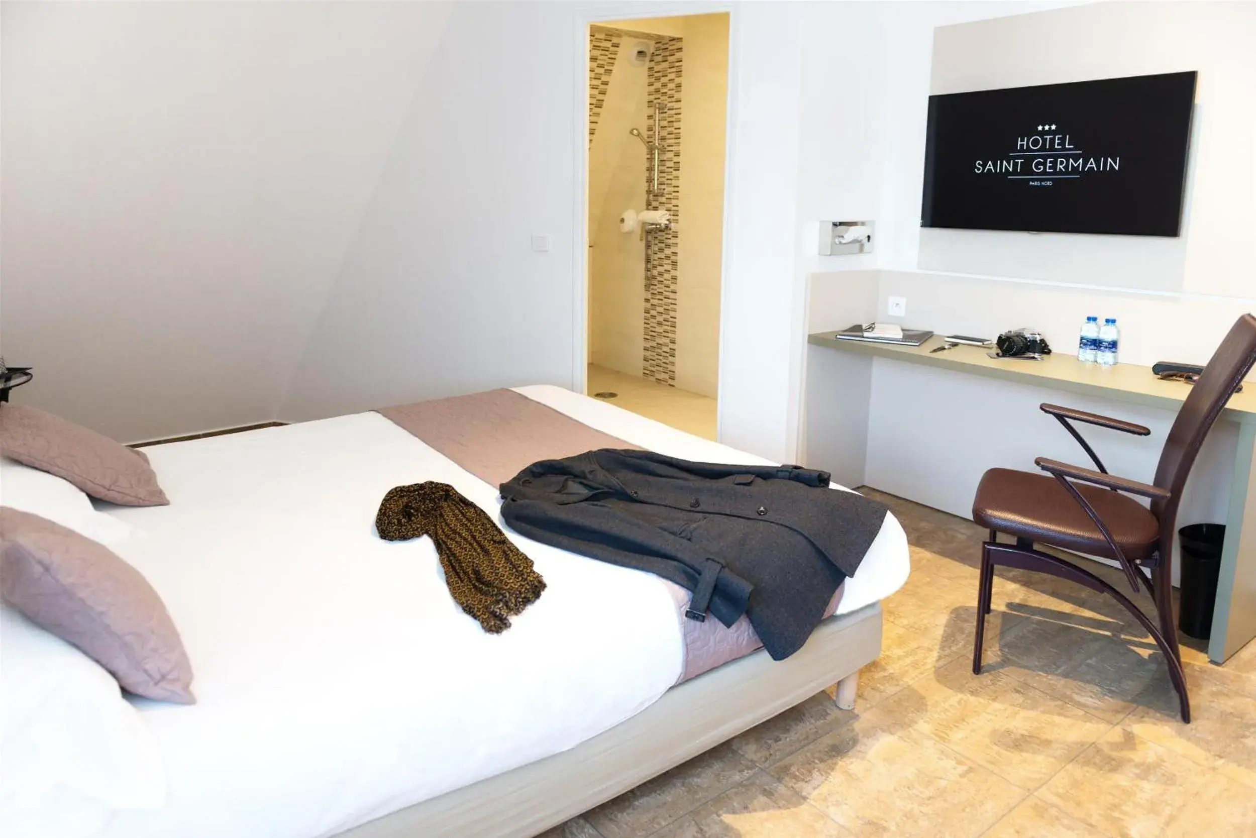 Photo of the whole room, Bed in Hôtel Le Saint Germain