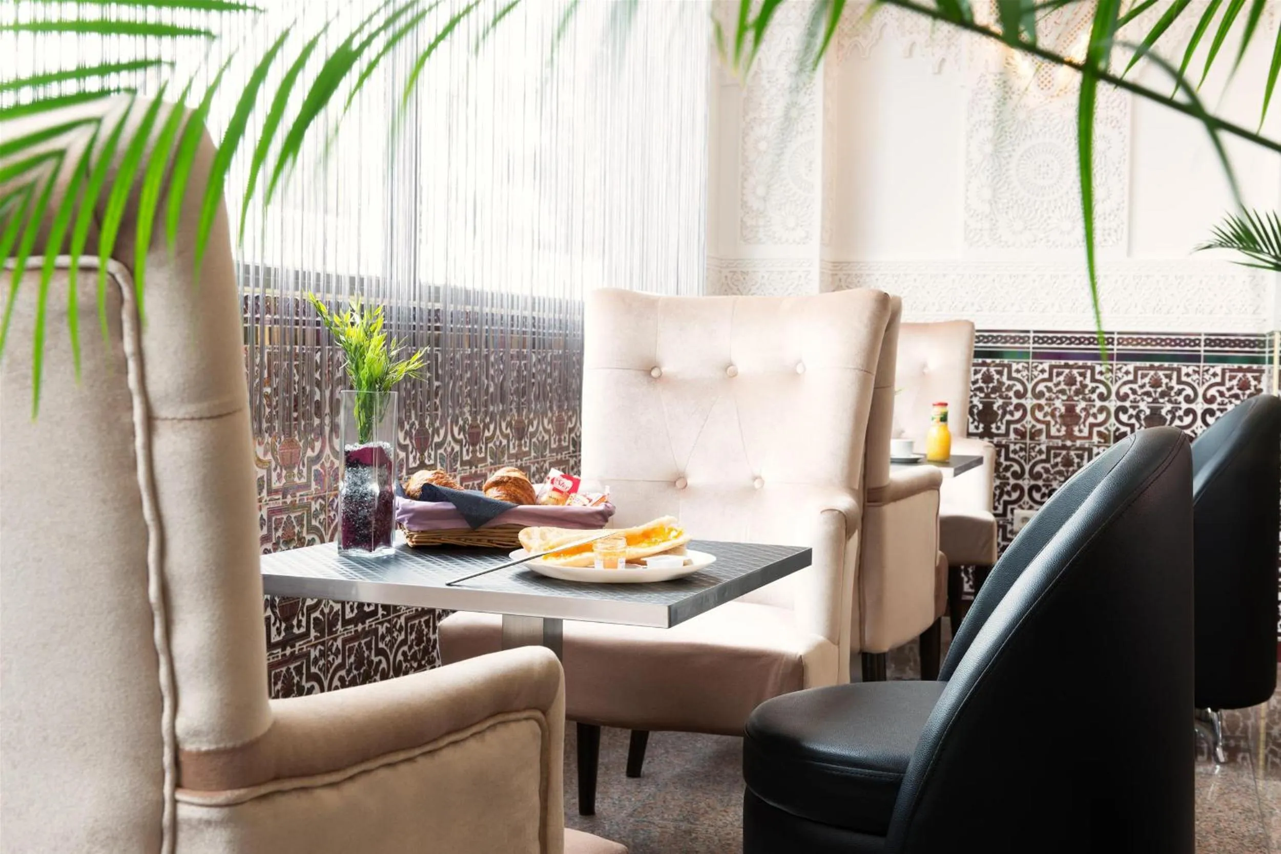 Communal lounge/ TV room in Hôtel Le Saint Germain