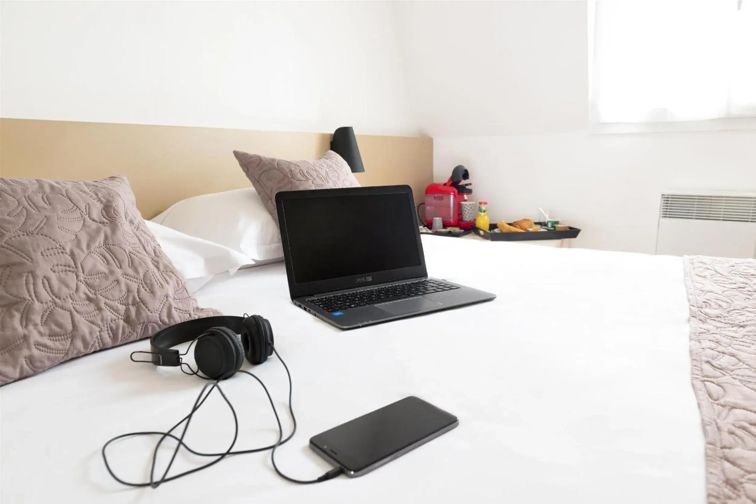 Photo of the whole room, Bed in Hôtel Le Saint Germain