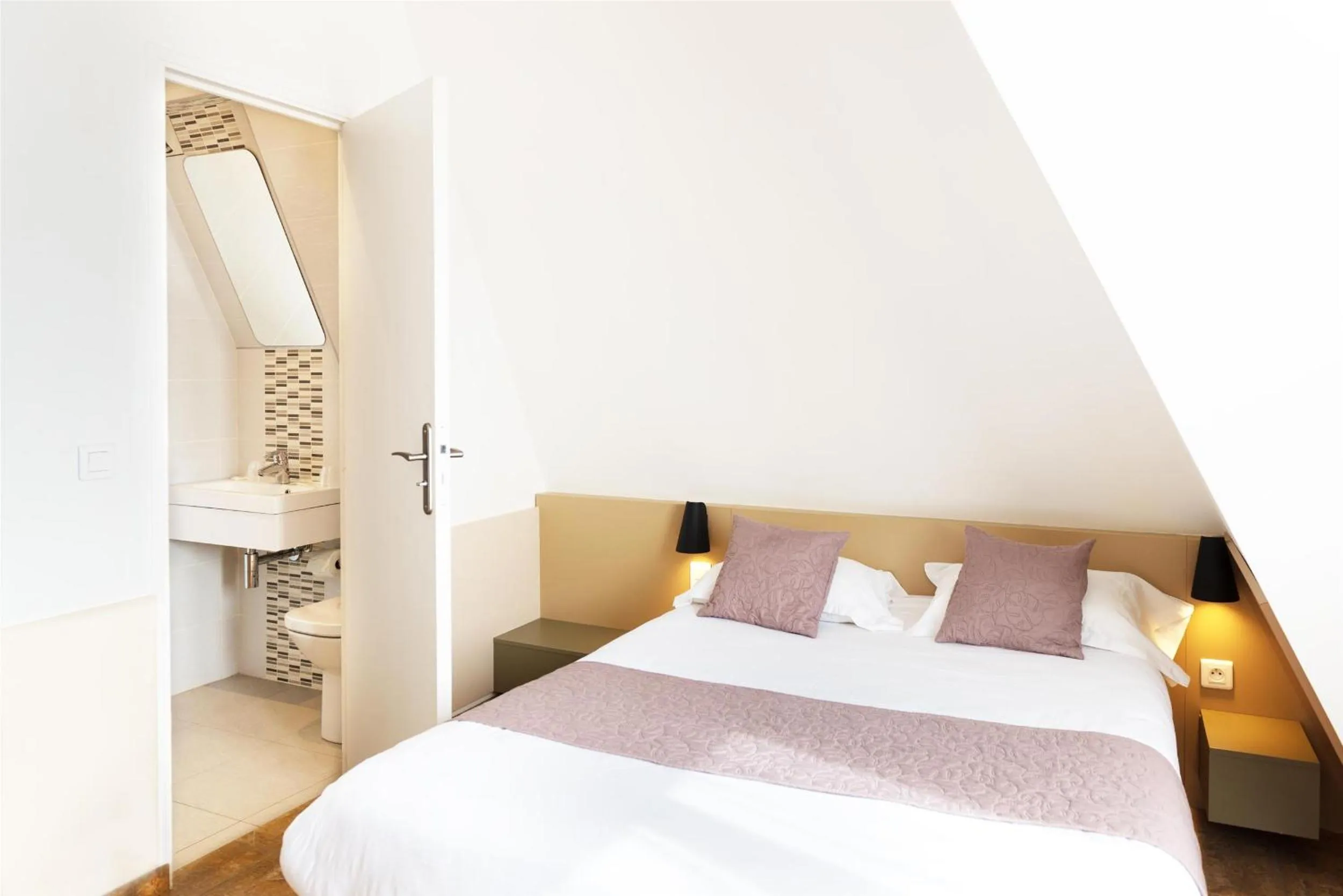 Photo of the whole room in Hôtel Le Saint Germain