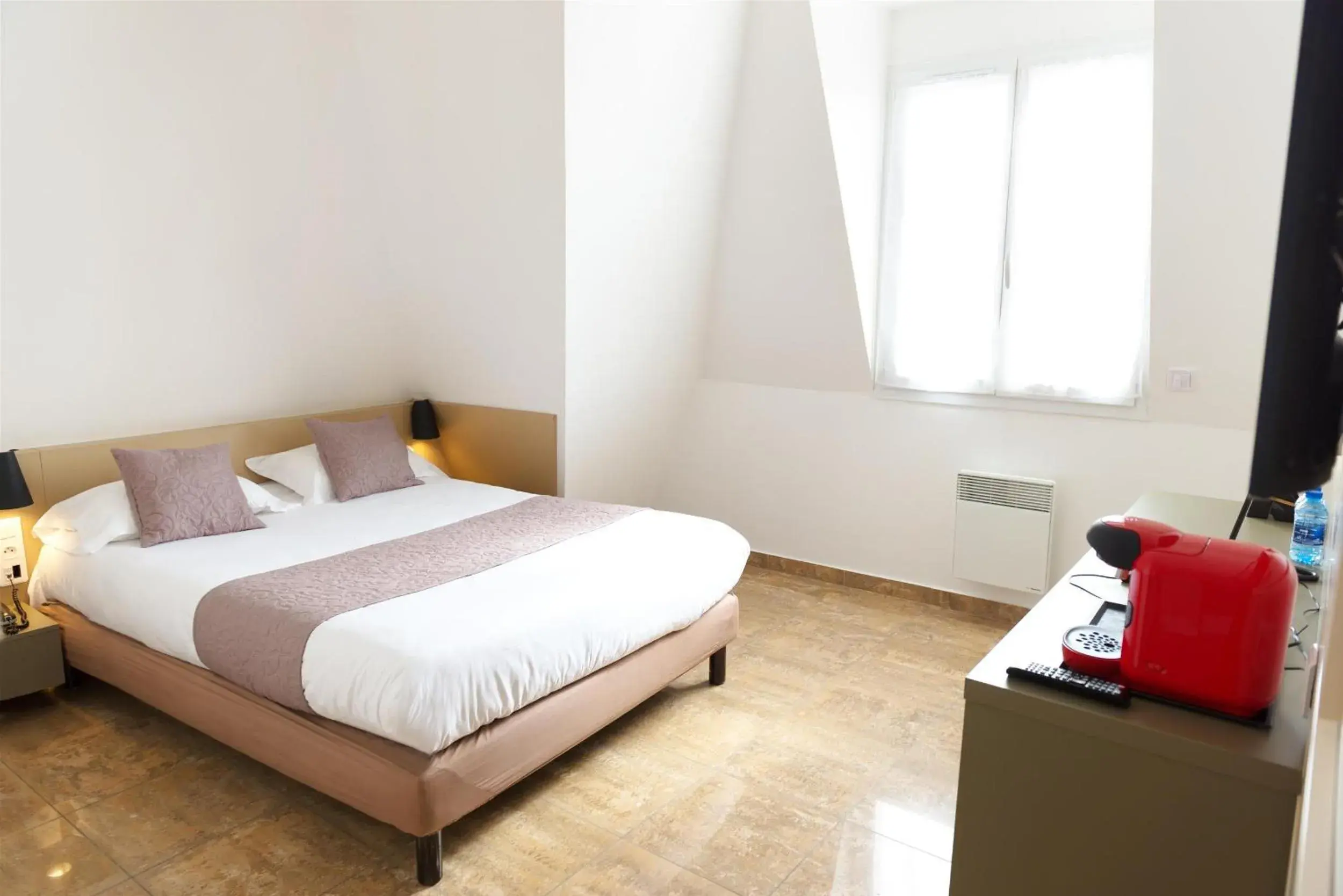 Photo of the whole room, Bed in Hôtel Le Saint Germain