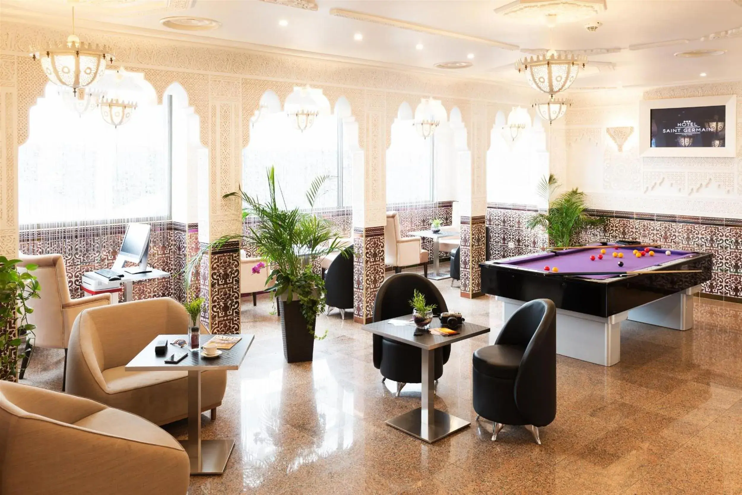 Communal lounge/ TV room, Billiards in Hôtel Le Saint Germain