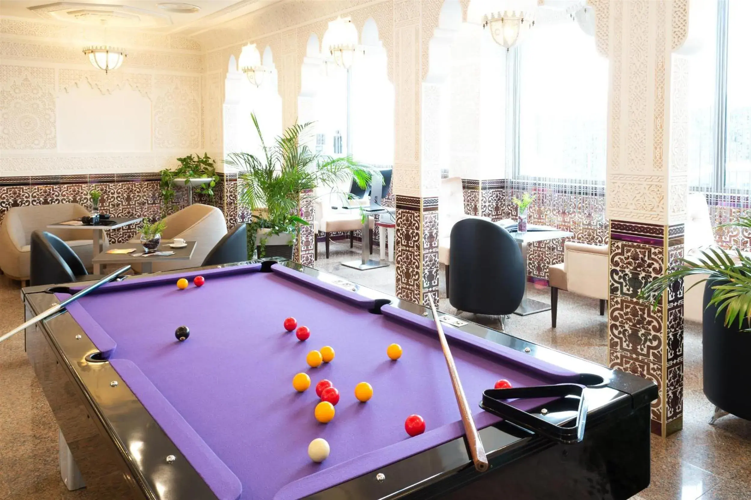 Communal lounge/ TV room, Billiards in Hôtel Le Saint Germain