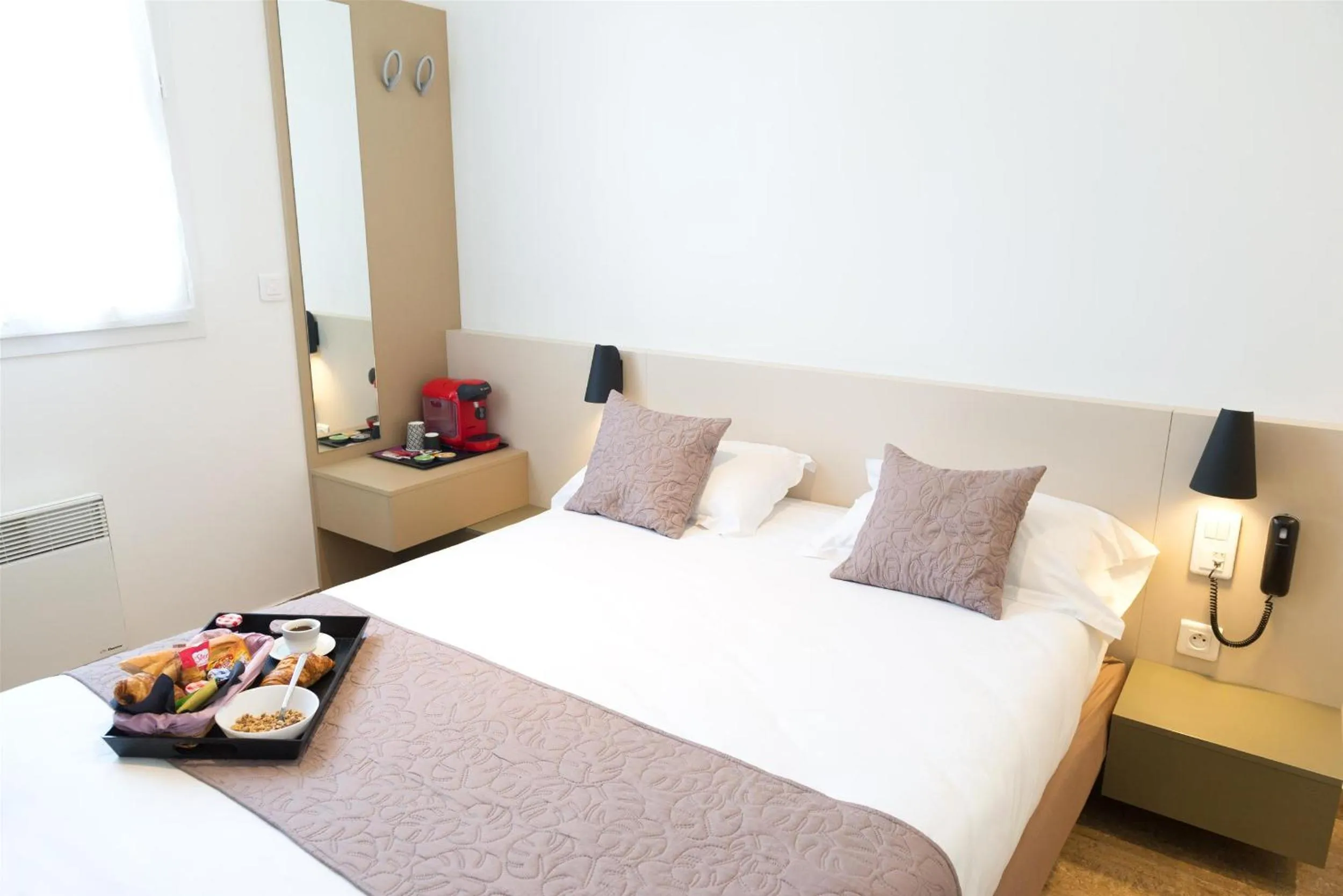 Photo of the whole room in Hôtel Le Saint Germain