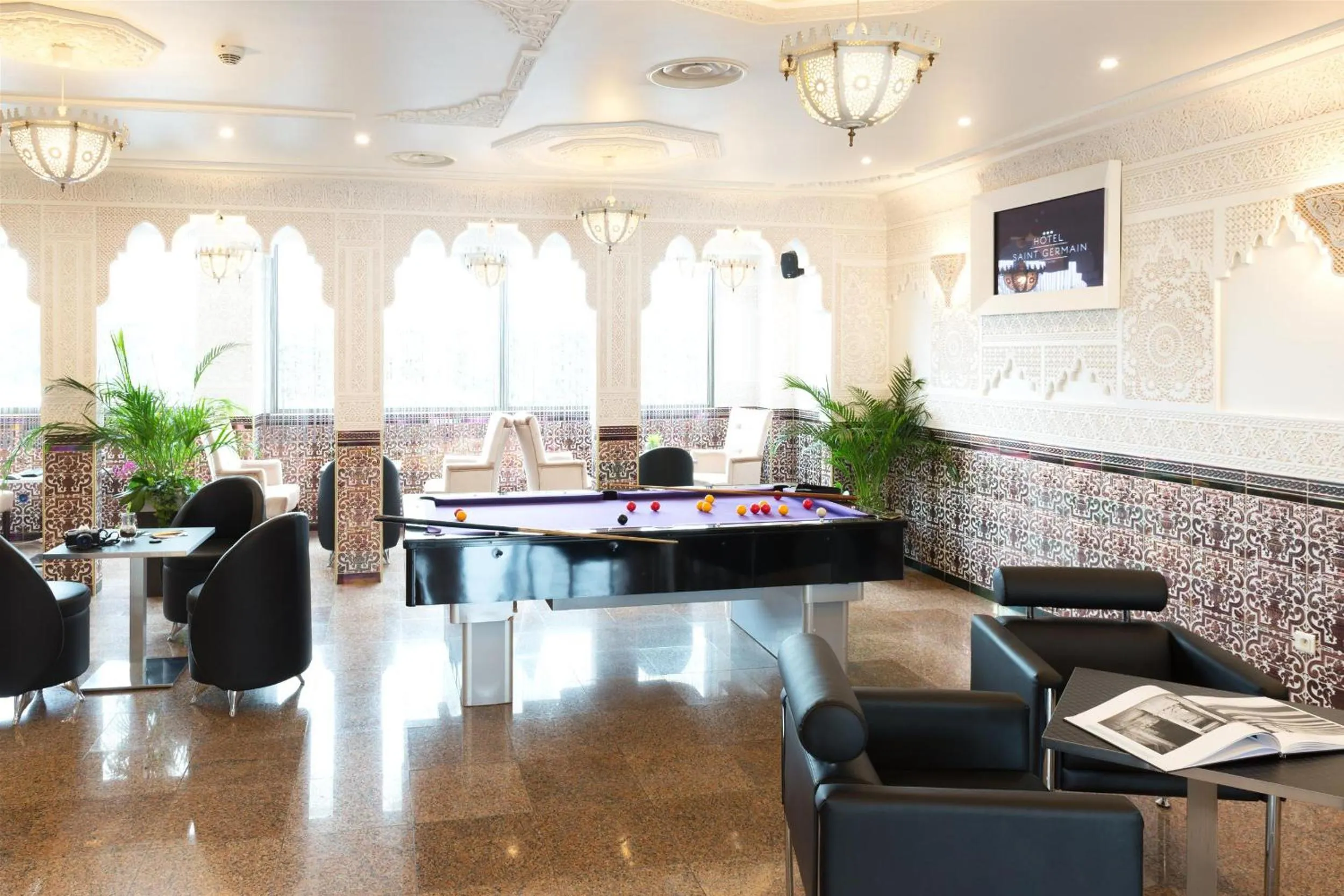 Communal lounge/ TV room in Hôtel Le Saint Germain