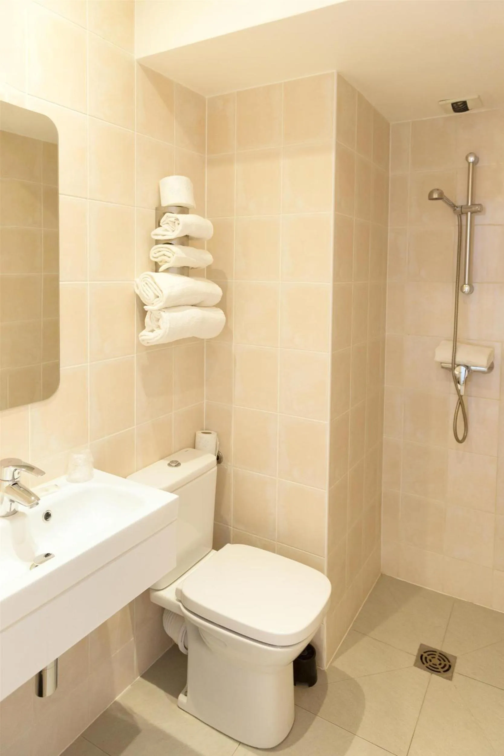 Shower in Hôtel Le Saint Germain