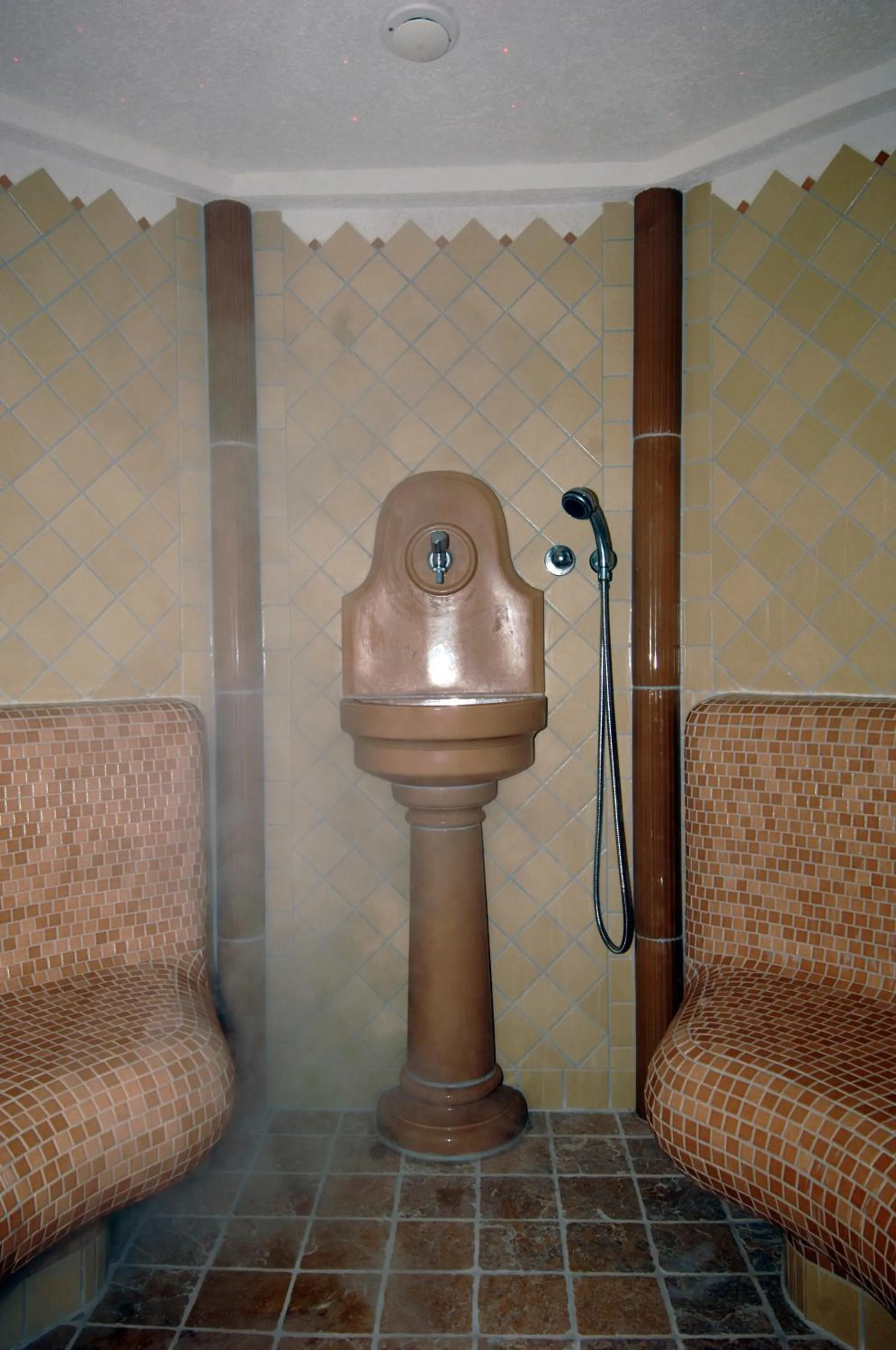 Steam room in Hotel Da Compagnoni