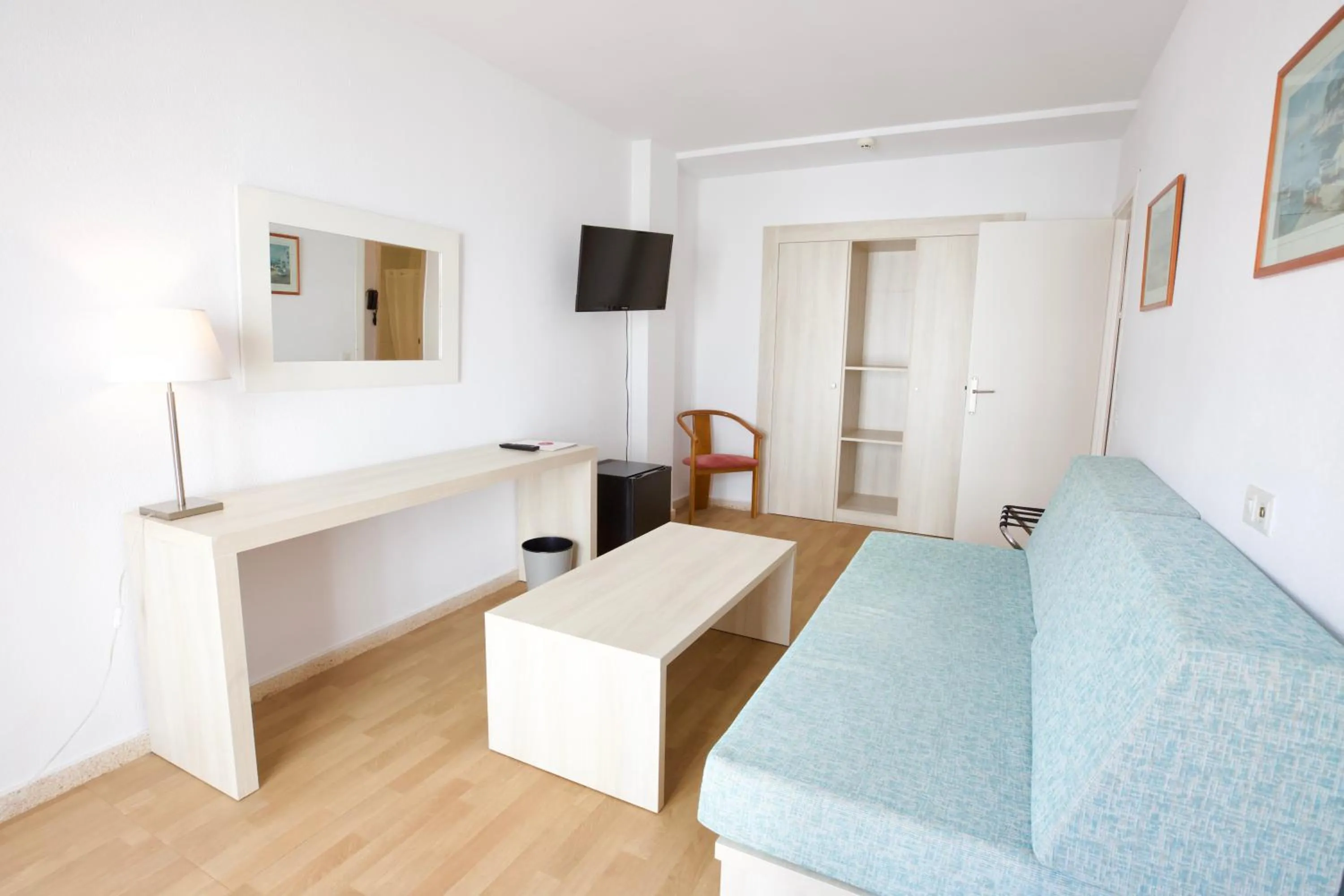 Living room, Bed in JS Sol de Can Picafort - Adults Only