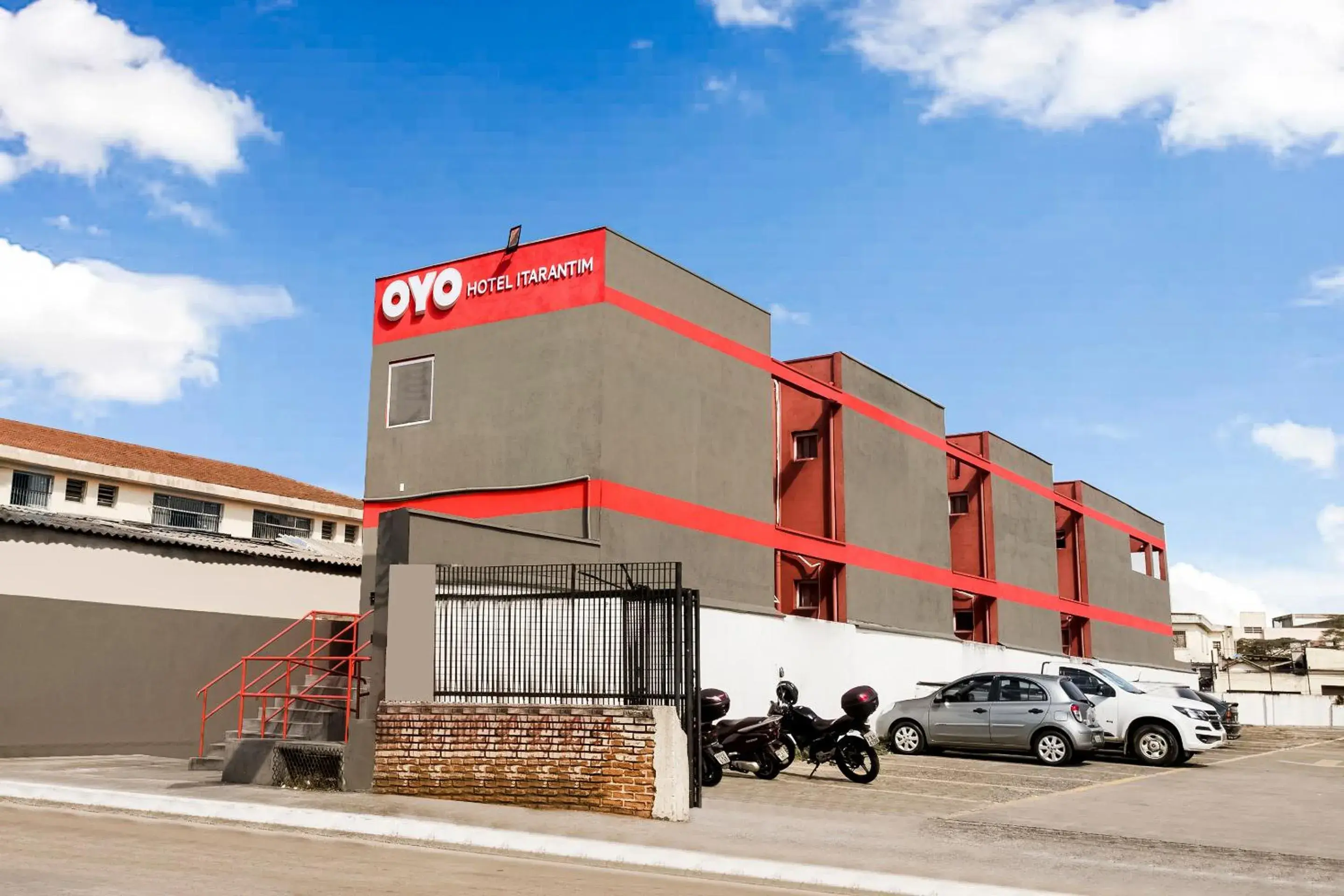 Facade/entrance in OYO Hotel Itarantim, São Paulo Facade/entrance in OYO Hotel Itarantim, São Paulo