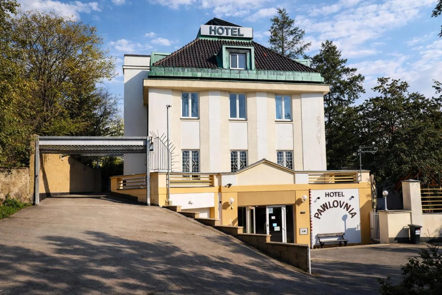 Pawlovnia Hotel