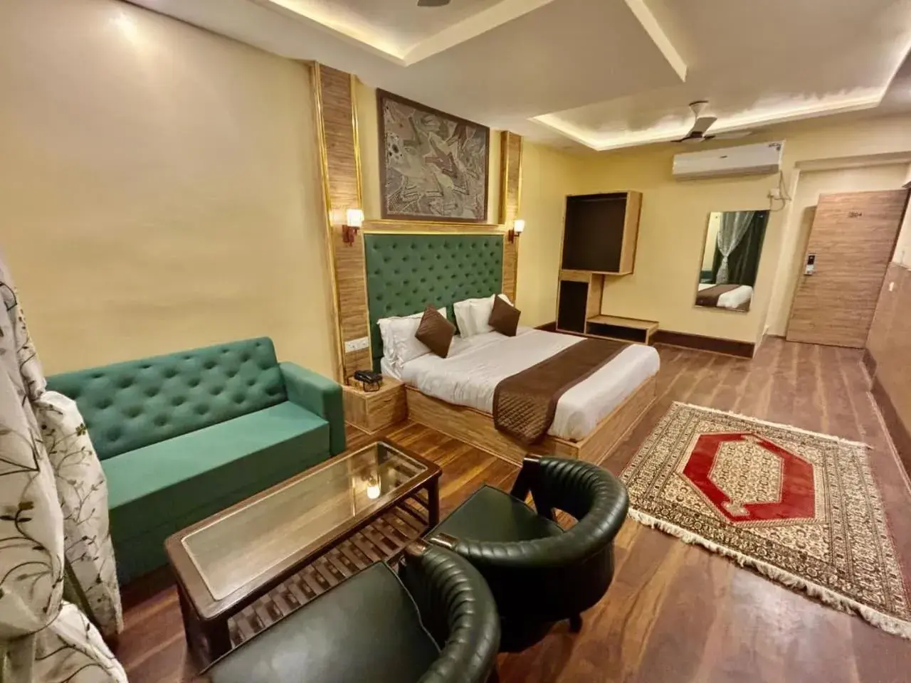 Deluxe Room - single occupancy in Krimzon Manor Deluxe Room - single occupancy in Krimzon Manor