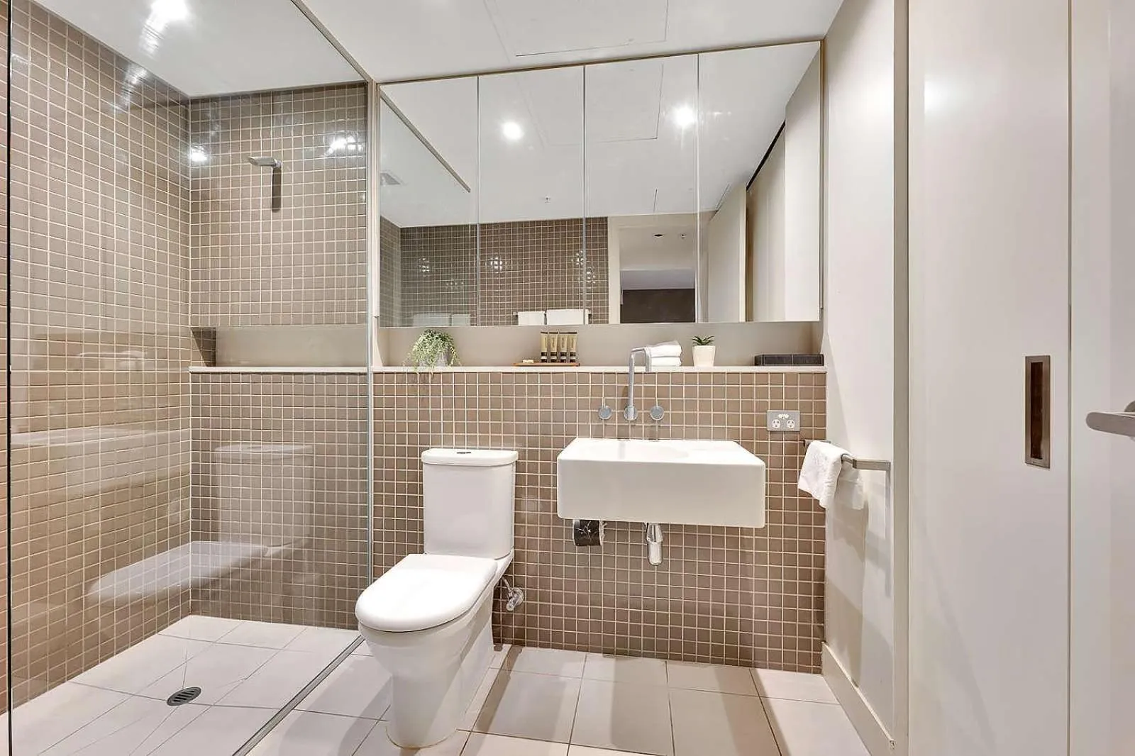 Shower in Corporate Keys - Freshwater Place