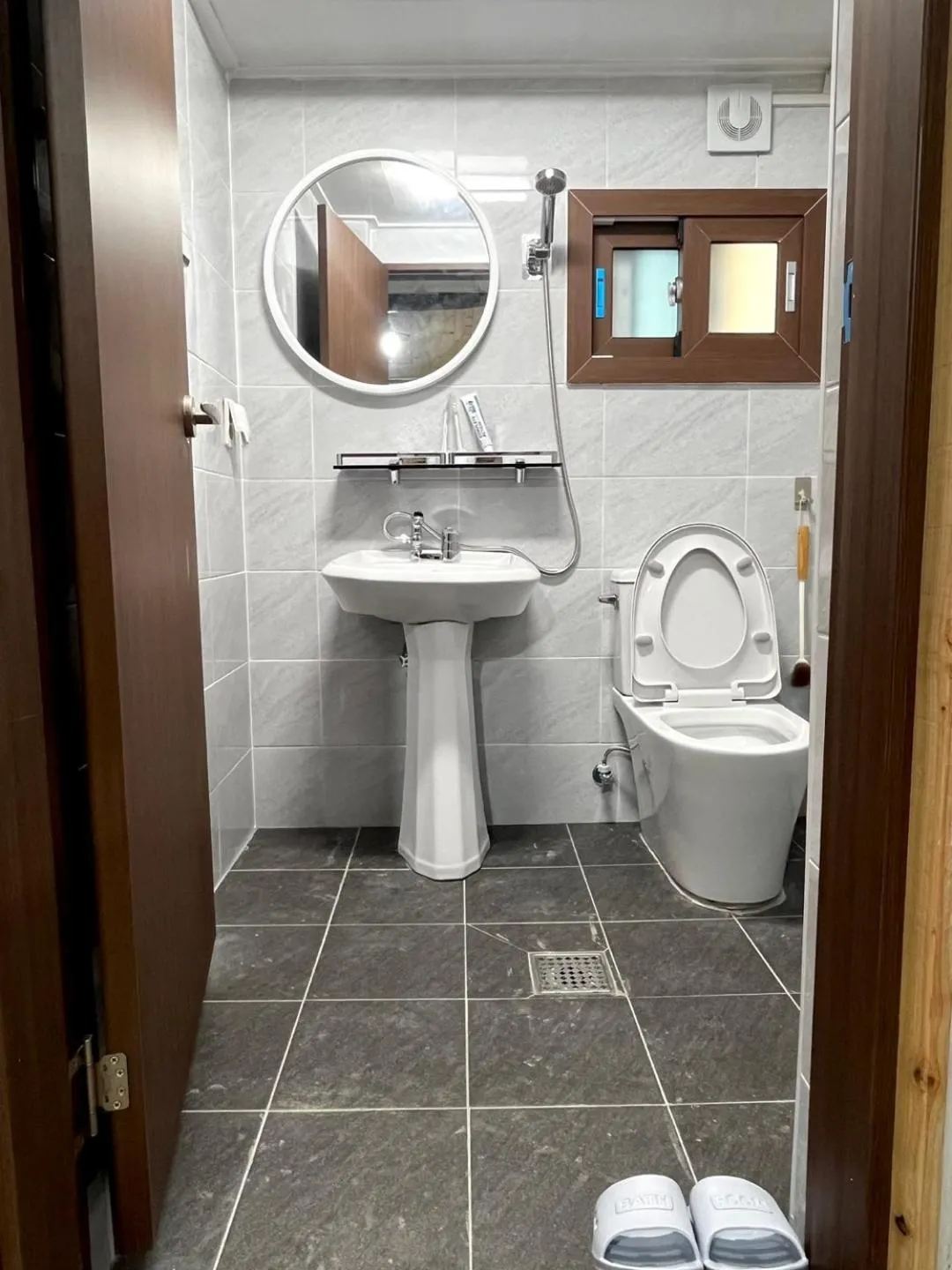 Toilet in Gudeok Guesthouse