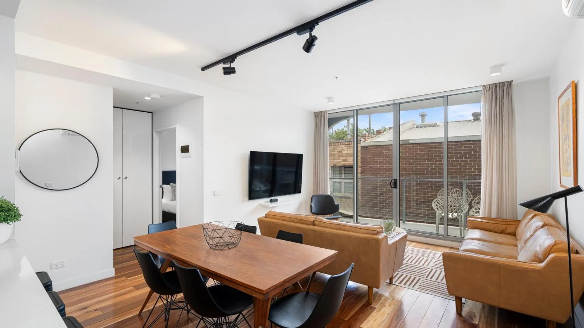 TV and multimedia in District Apartments Fitzroy