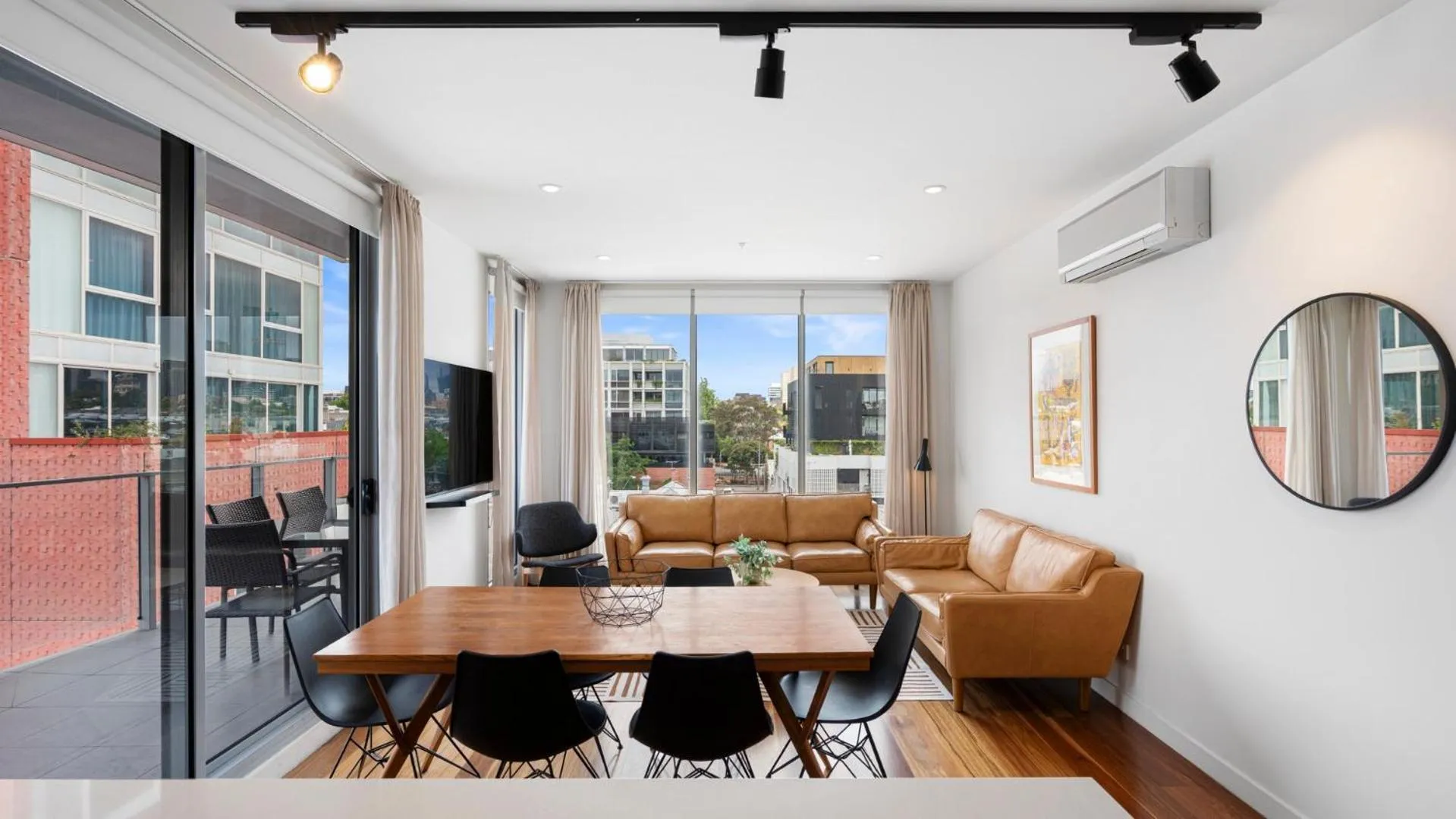 TV and multimedia in District Apartments Fitzroy