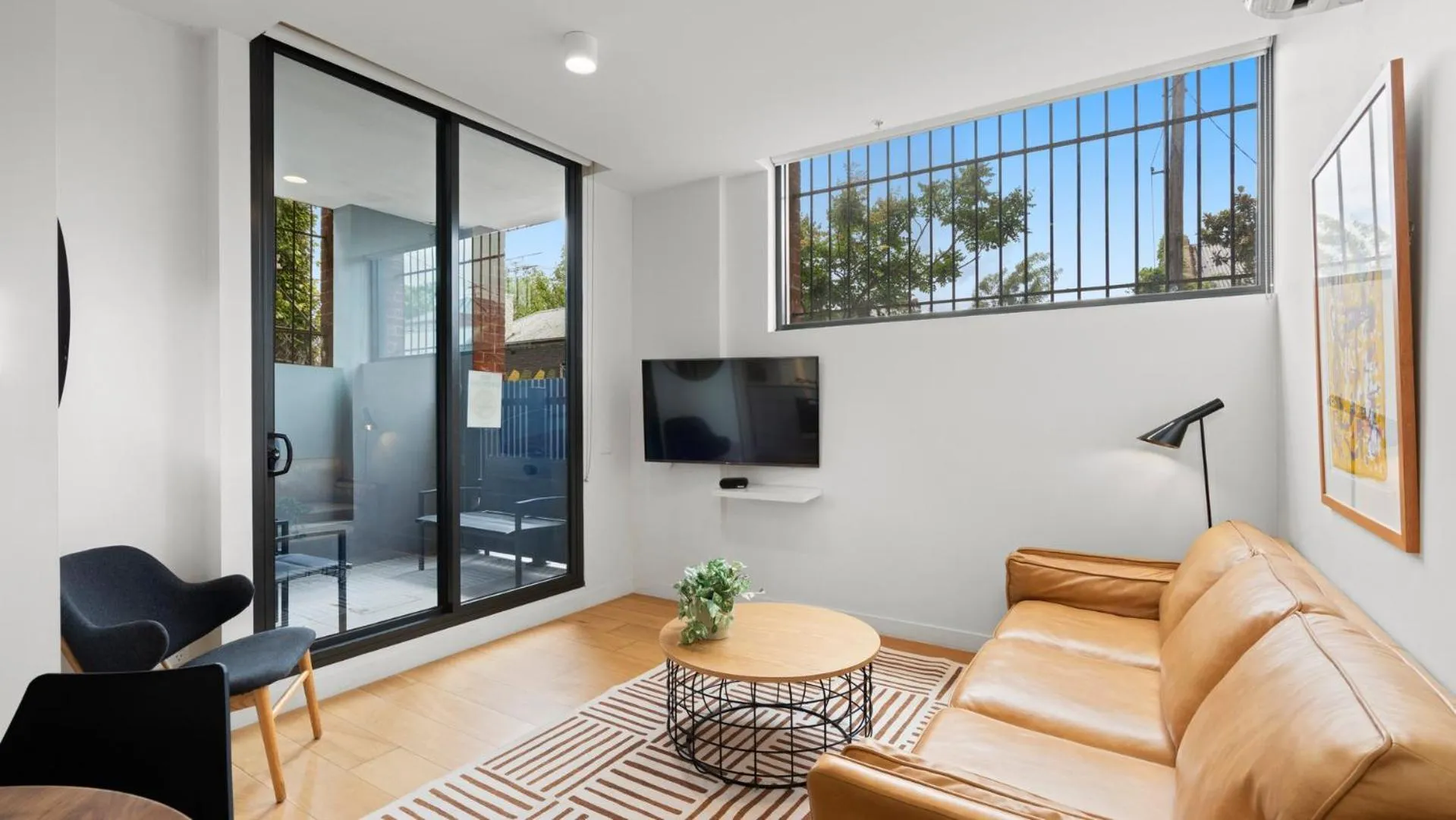 TV and multimedia in District Apartments Fitzroy