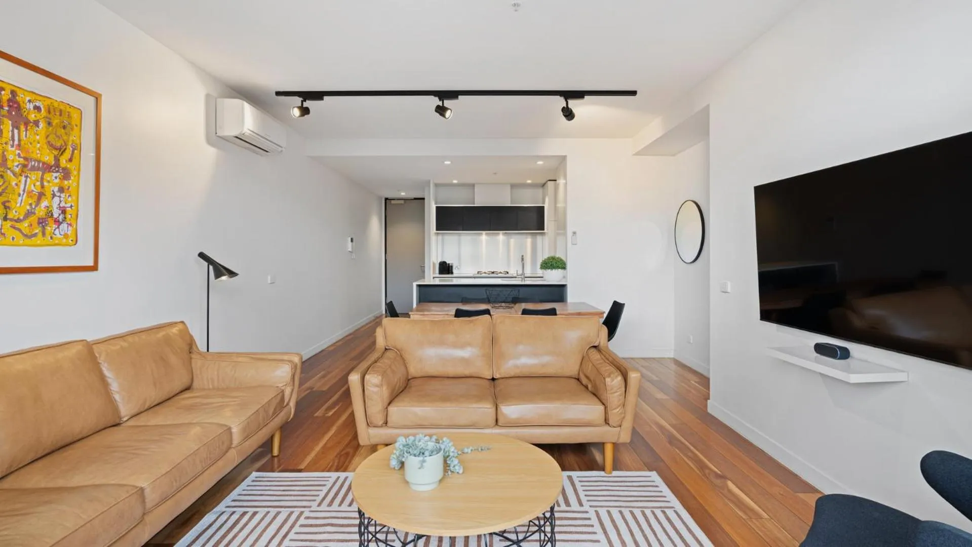 TV and multimedia in District Apartments Fitzroy