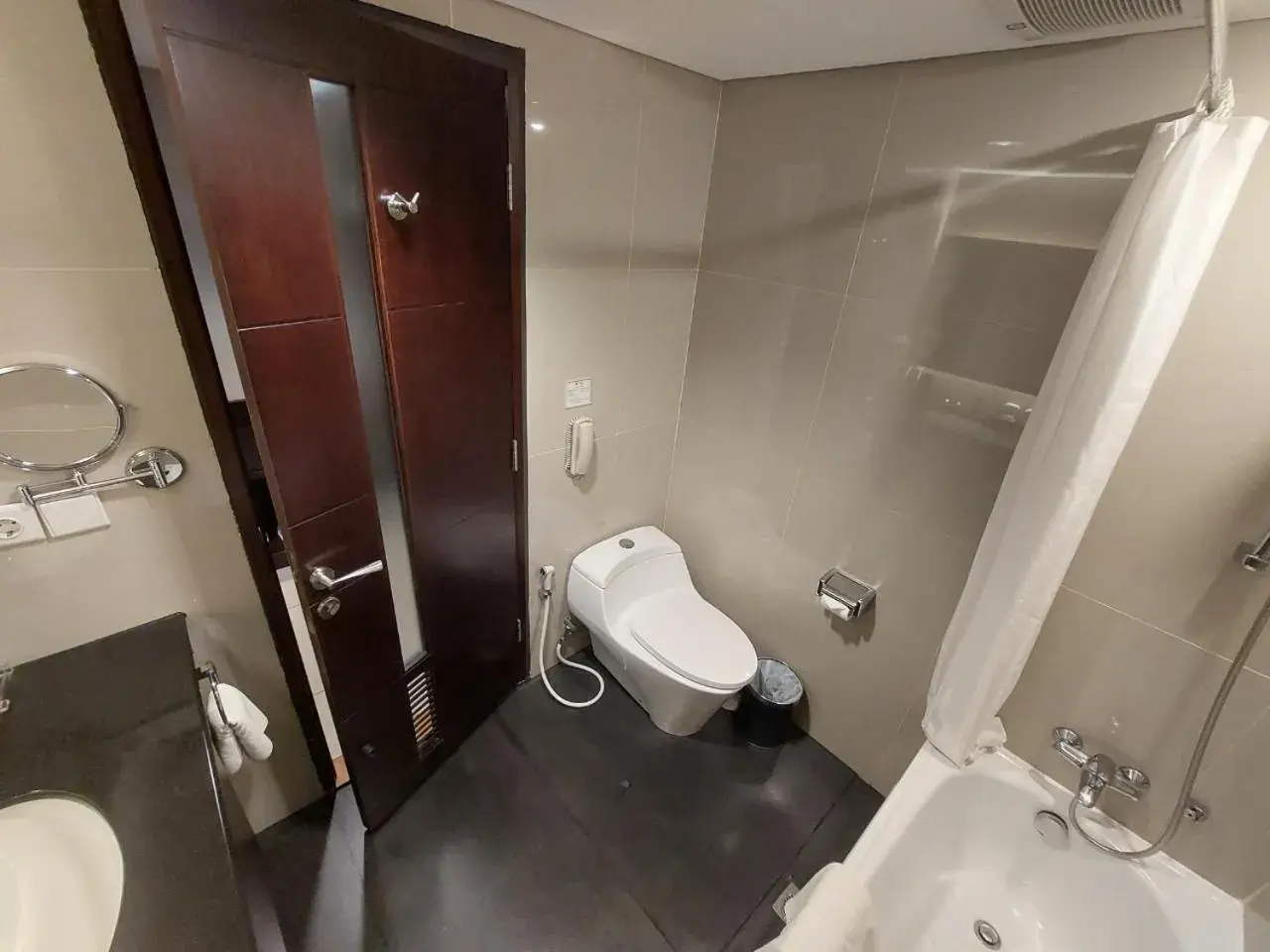 Toilet, Bathroom in Best Western Premier La Grande Hotel