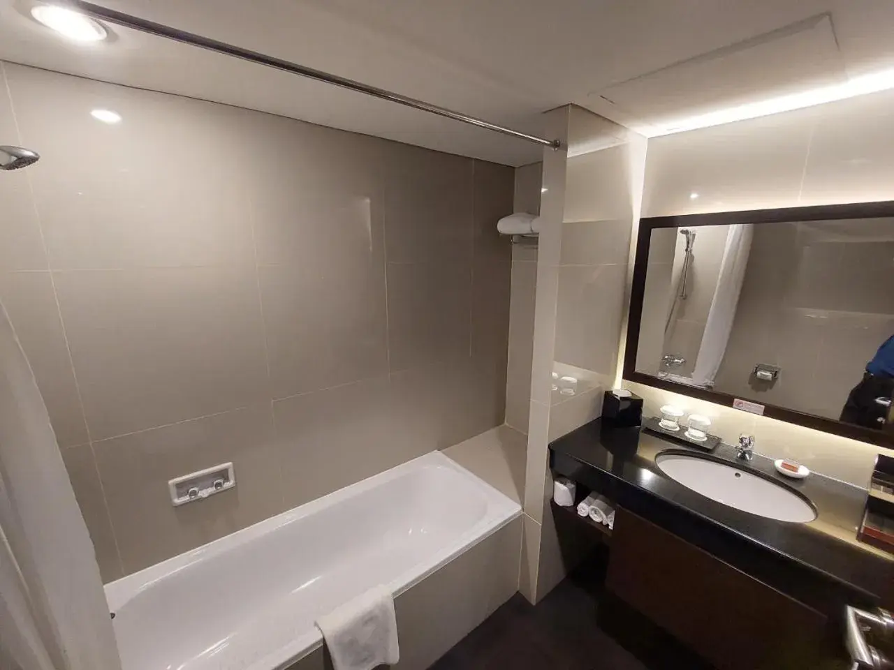 Bath, Bathroom in Best Western Premier La Grande Hotel