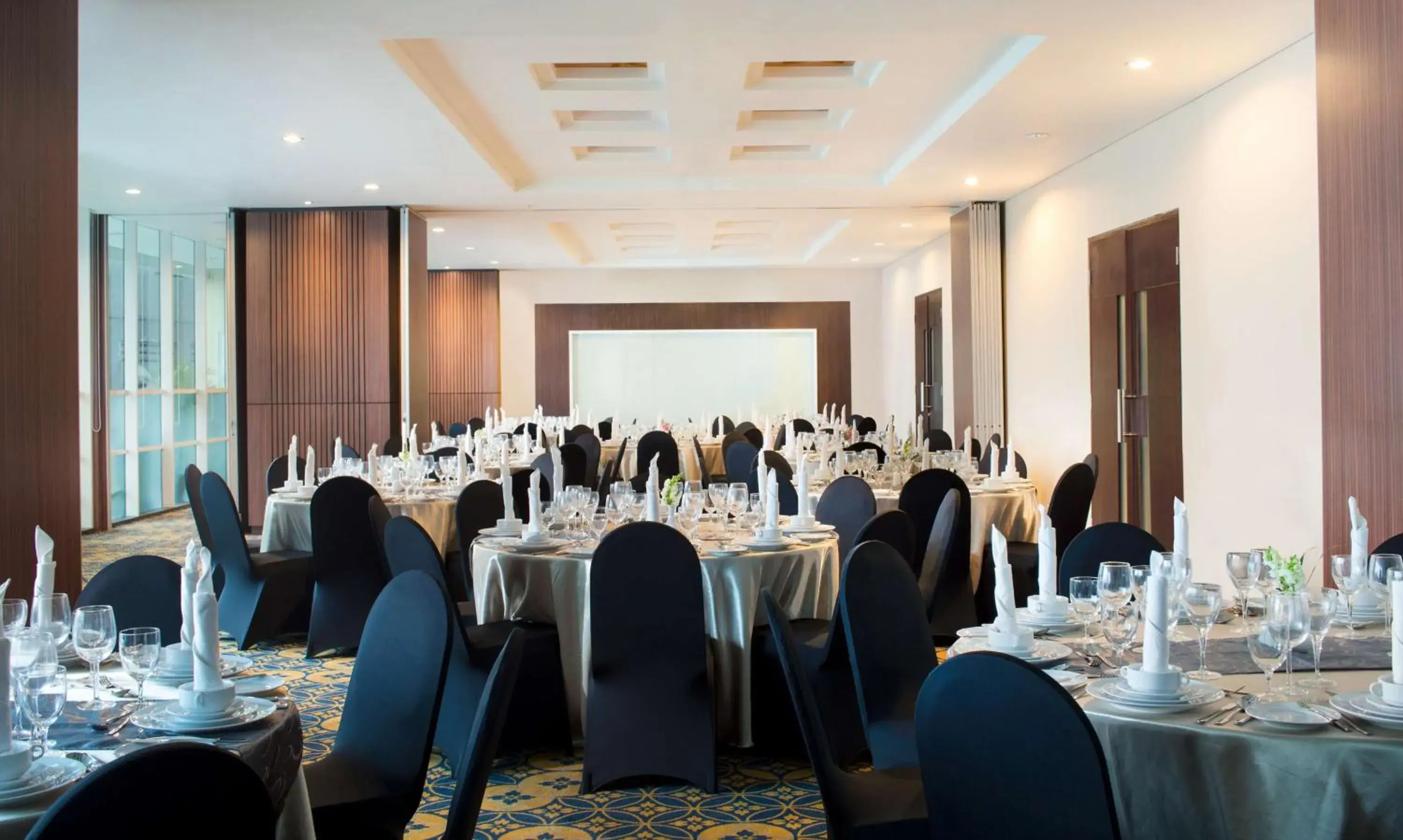Meeting/conference room, Restaurant/Places to Eat in Best Western Premier La Grande Hotel
