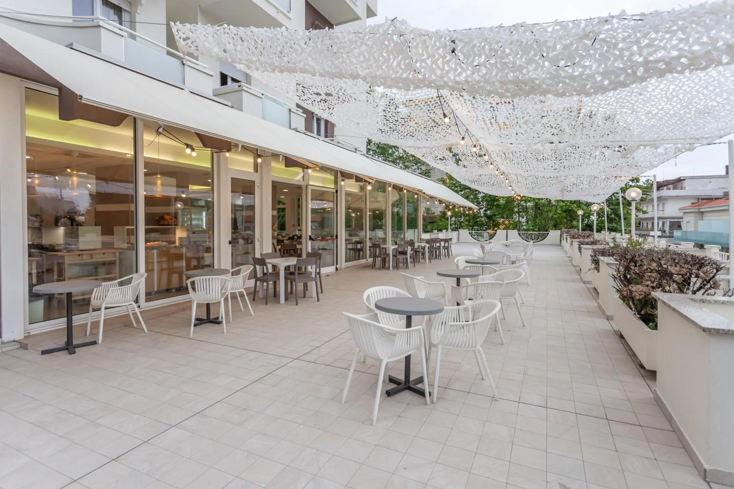 Restaurant/places to eat in Hotel Oceanic