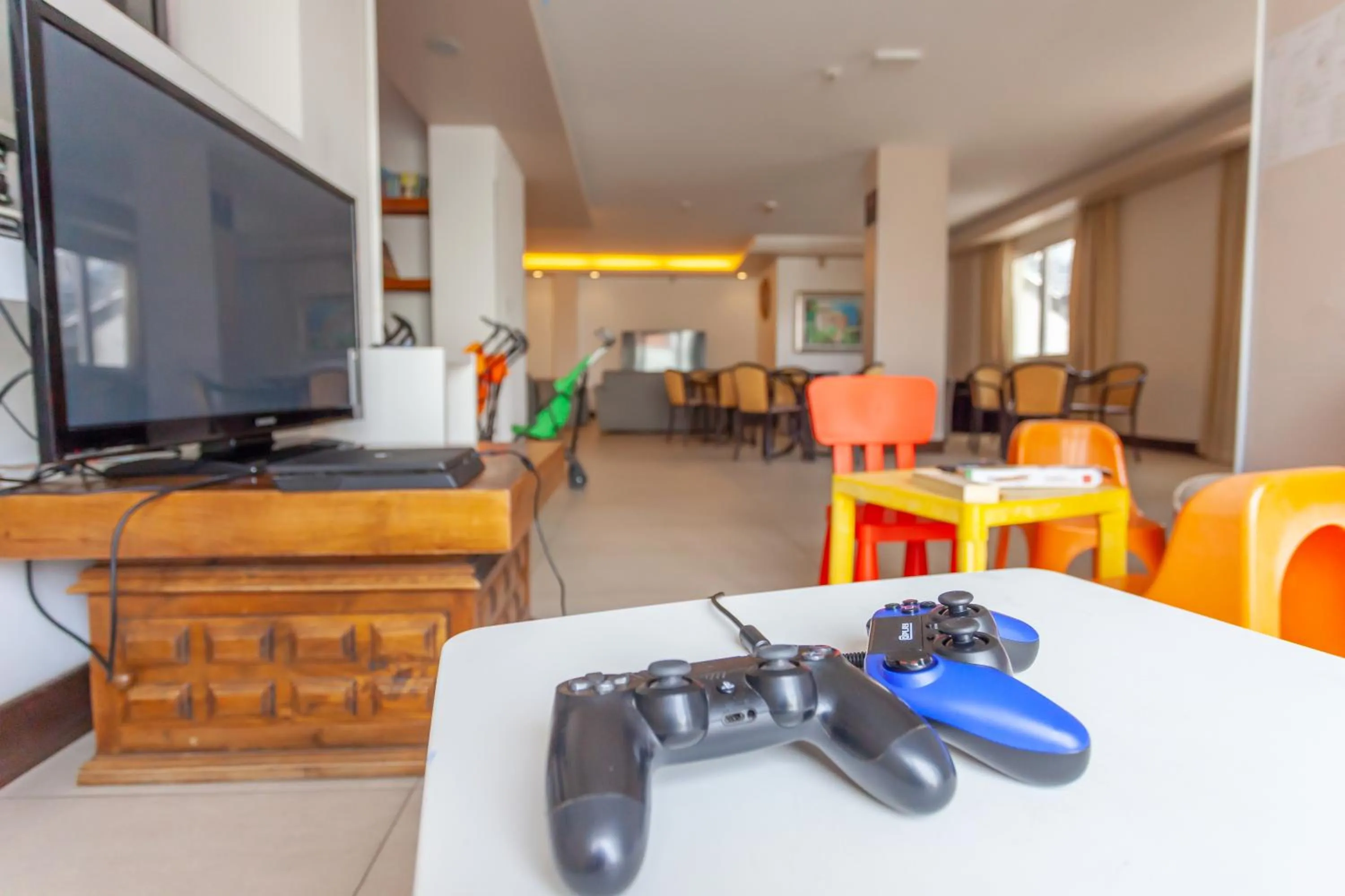 Communal lounge/ TV room in Hotel Oceanic