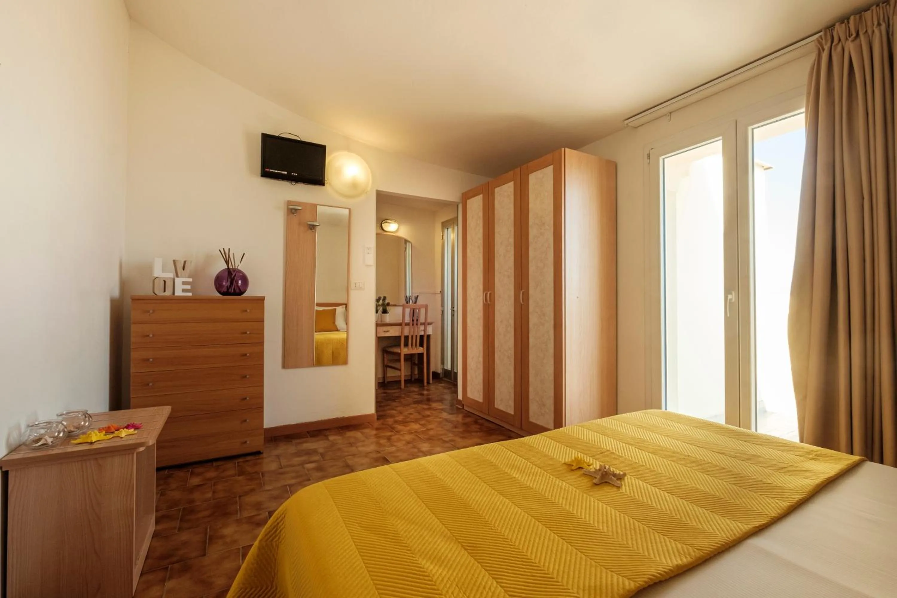 Photo of the whole room, Bed in Hotel Oceanic