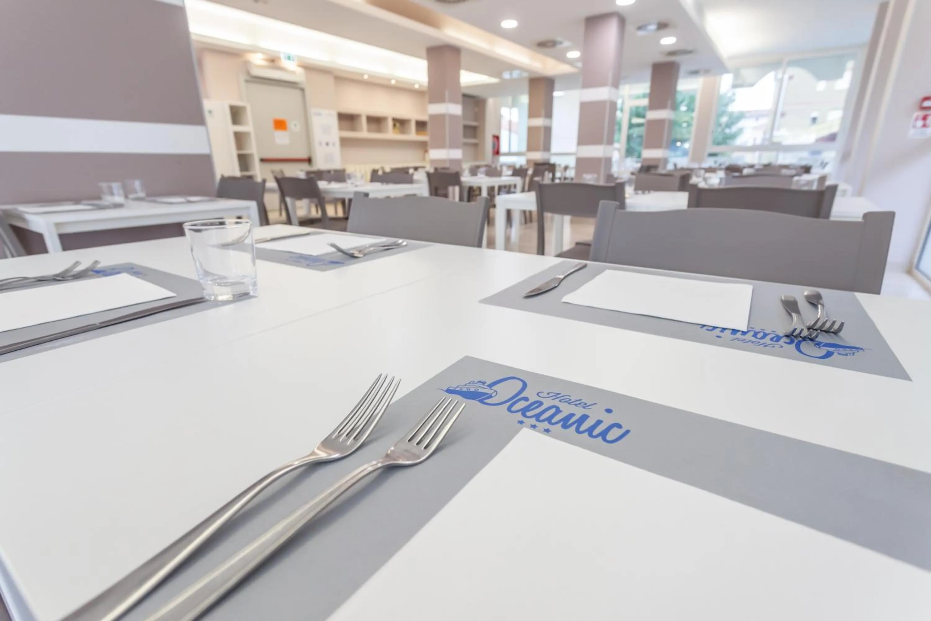 Restaurant/places to eat in Hotel Oceanic