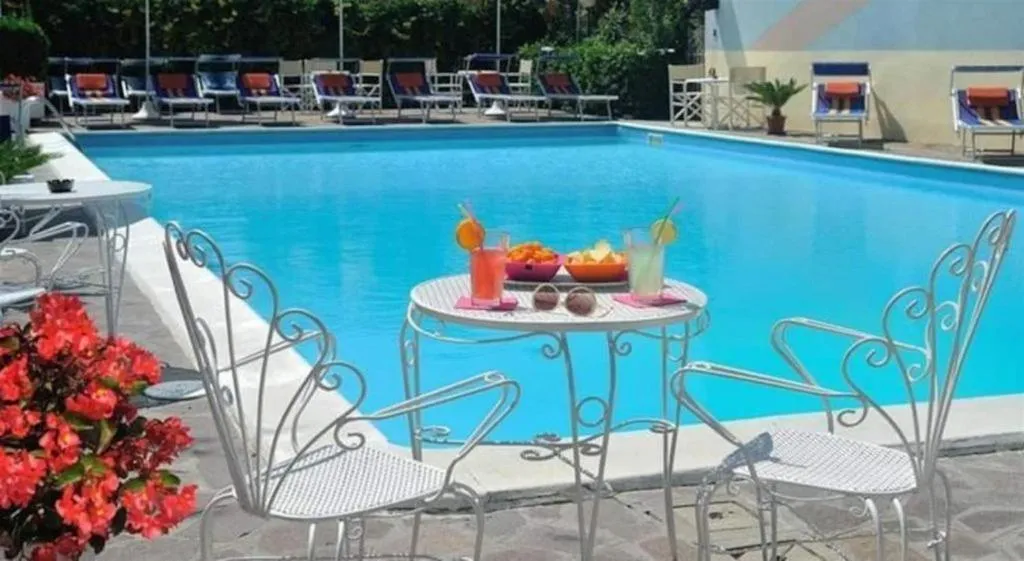 Swimming pool in Hotel Oceanic