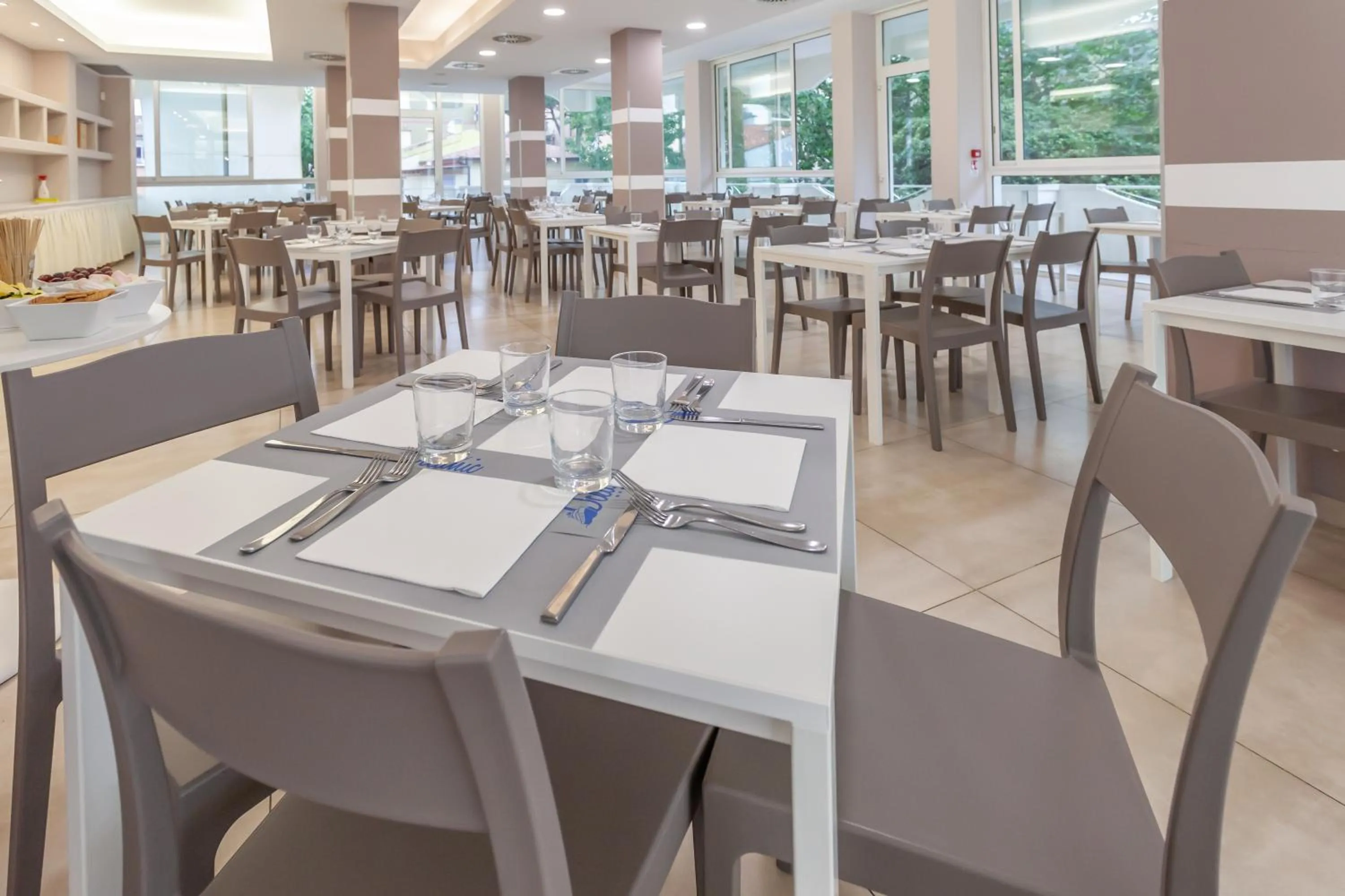 Restaurant/places to eat in Hotel Oceanic