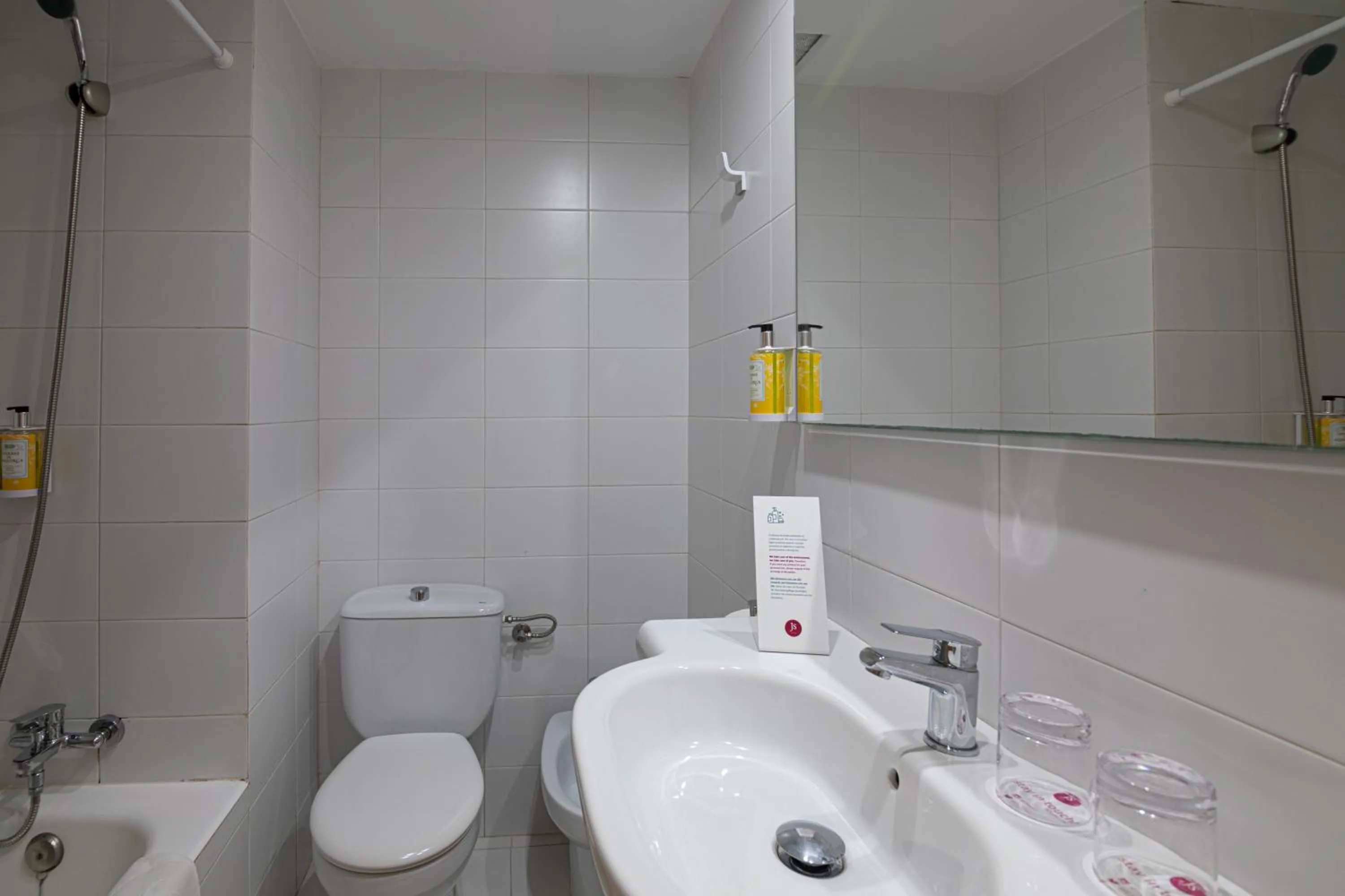 Bathroom in JS Miramar