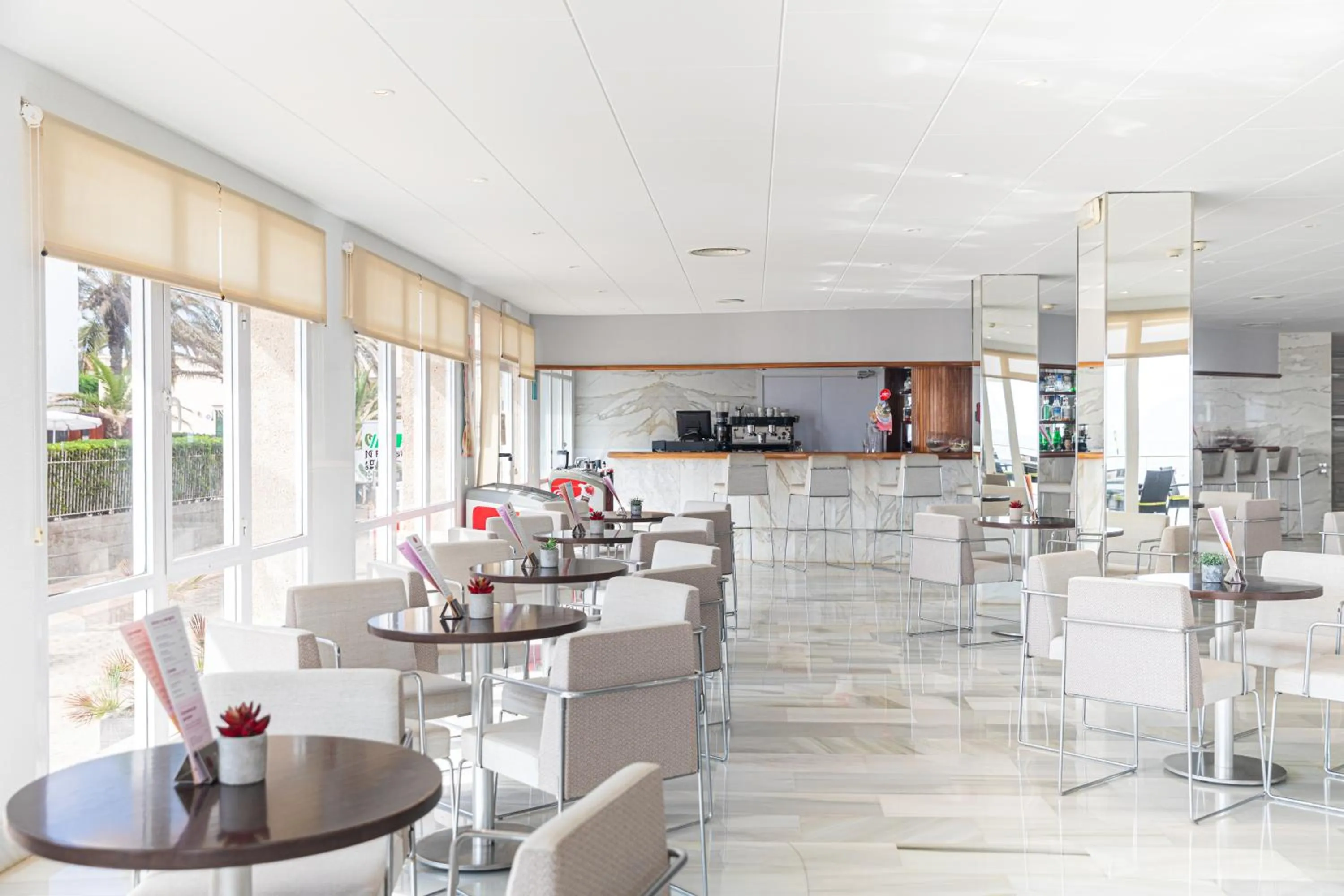 Lounge or bar in JS Miramar