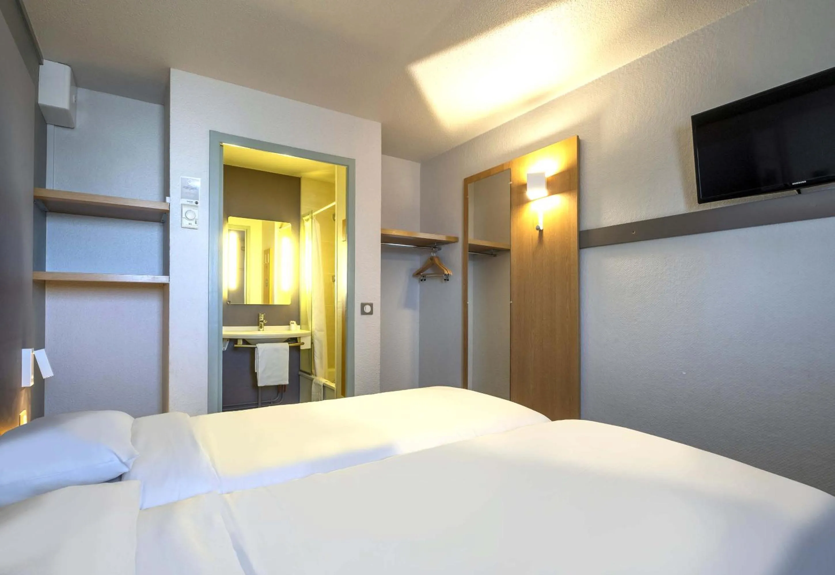 Photo of the whole room, Bed in B&B HOTEL La Rochelle Angoulins