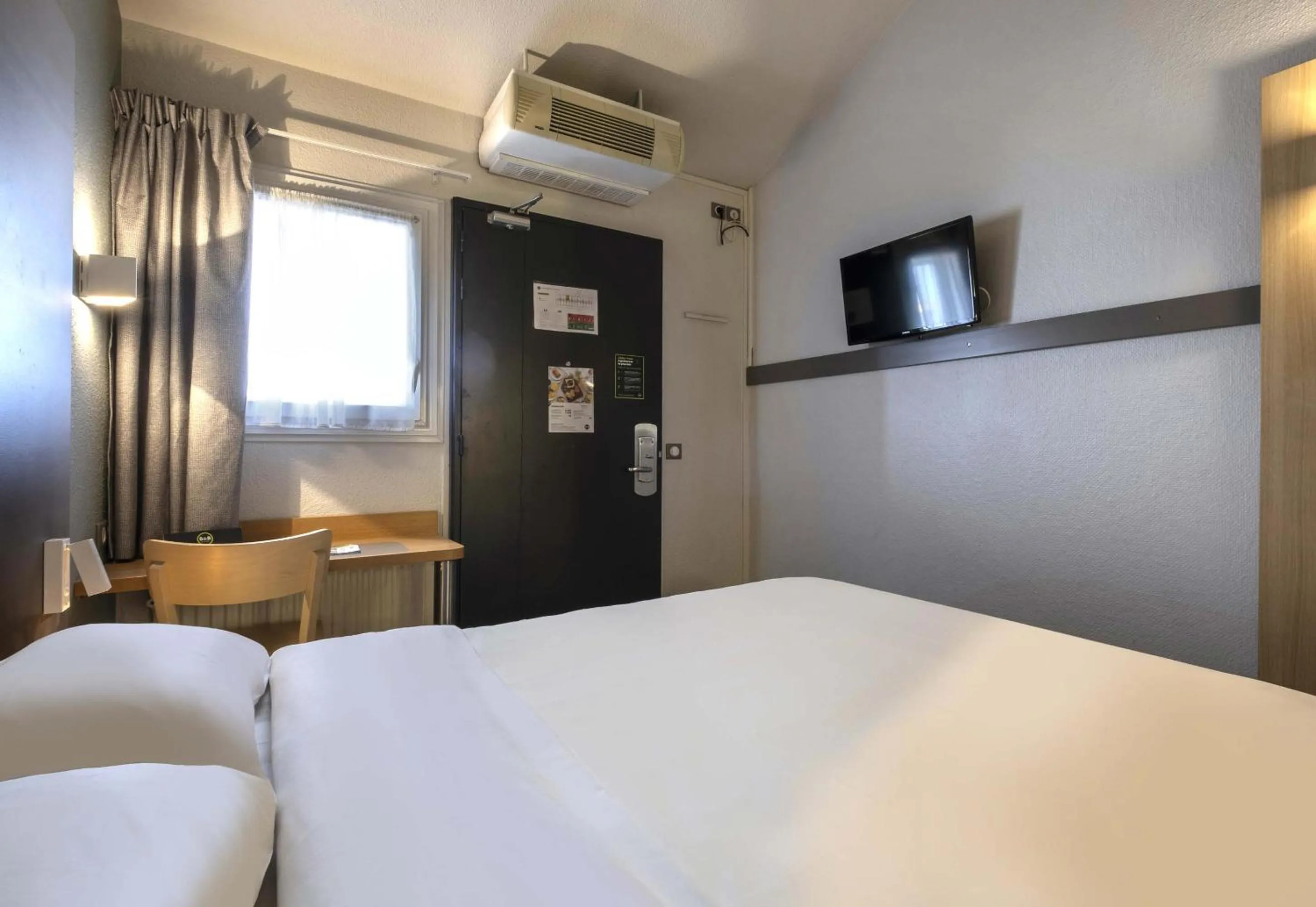 Bedroom, Bed in B&B HOTEL La Rochelle Angoulins