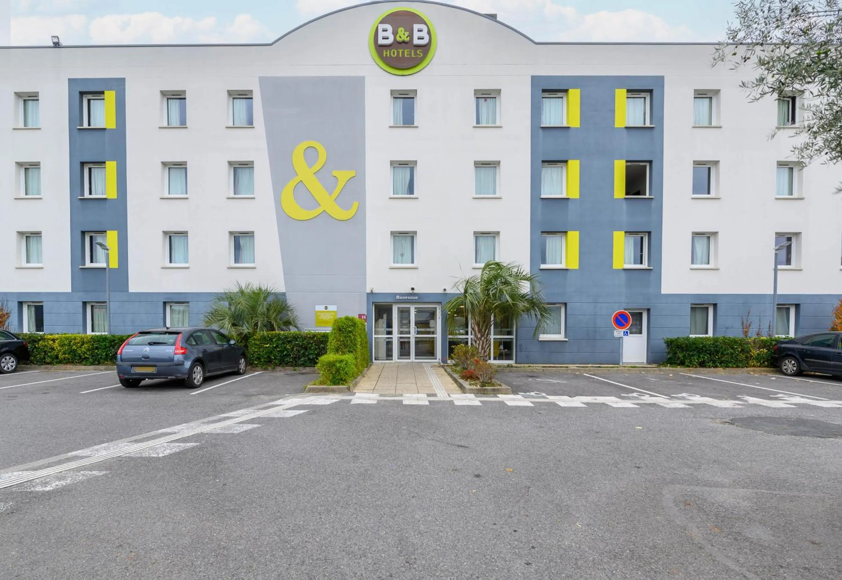 Property building in B&B HOTEL Creil Chantilly