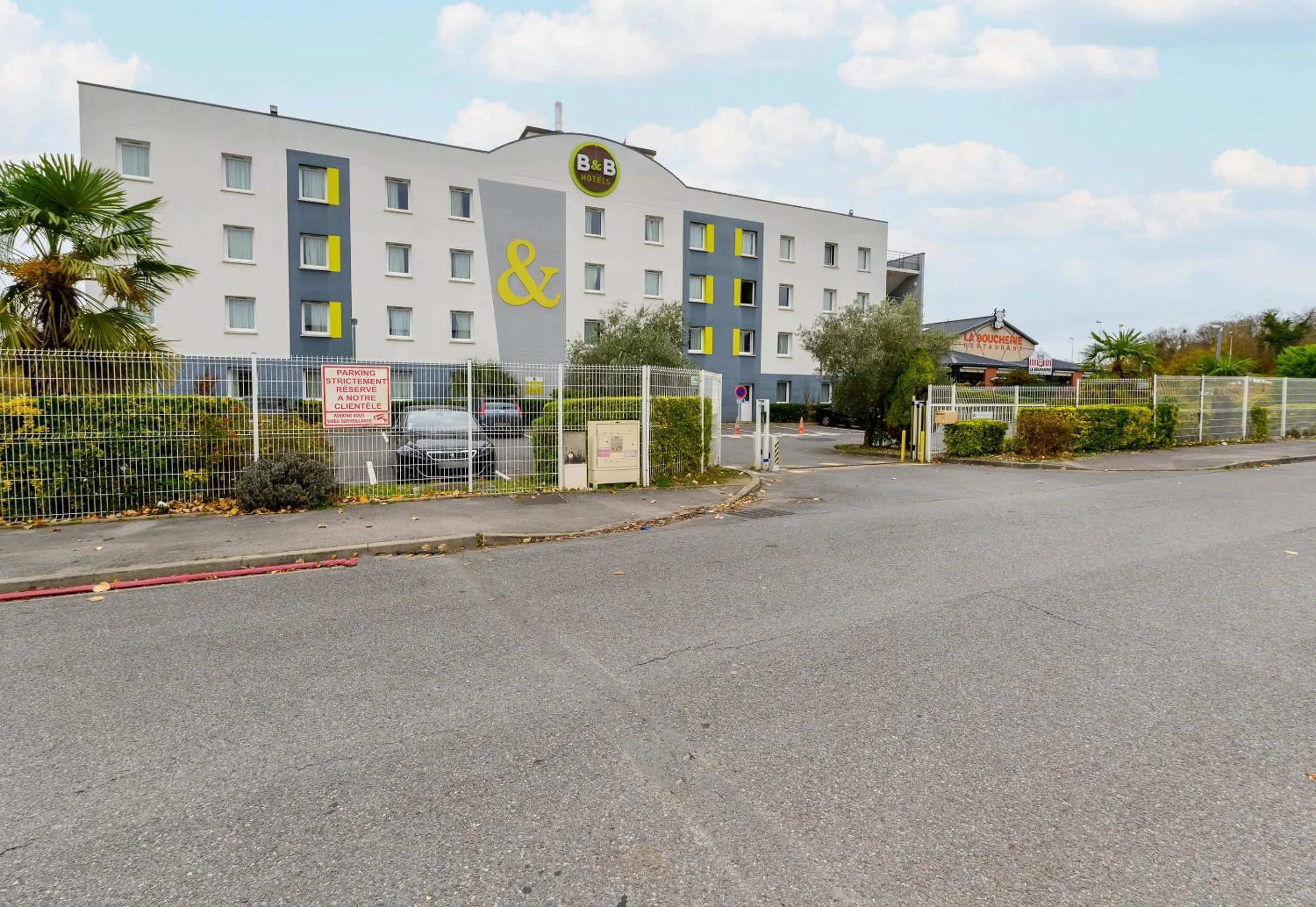 Property building in B&B HOTEL Creil Chantilly