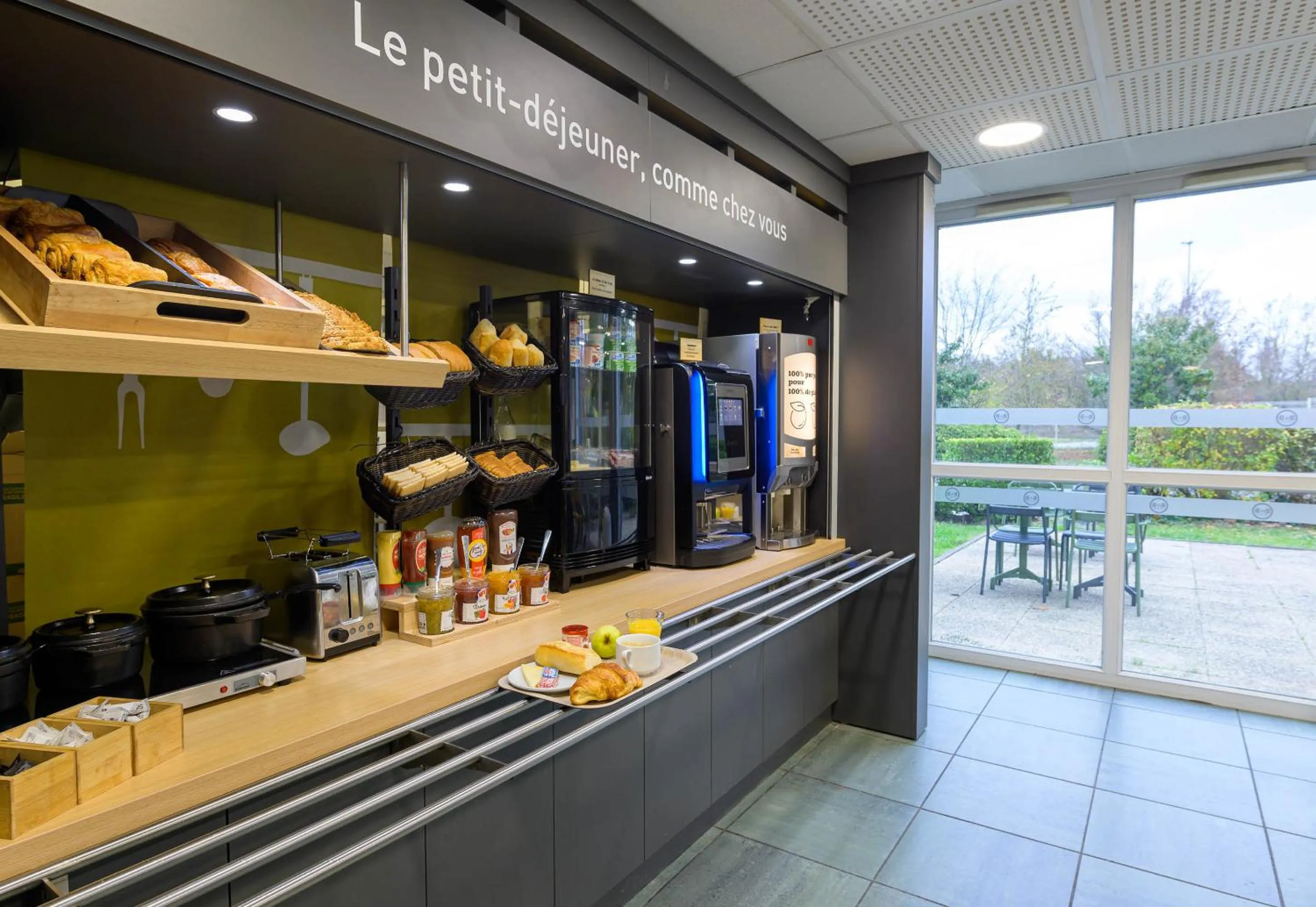 Breakfast in B&B HOTEL Creil Chantilly