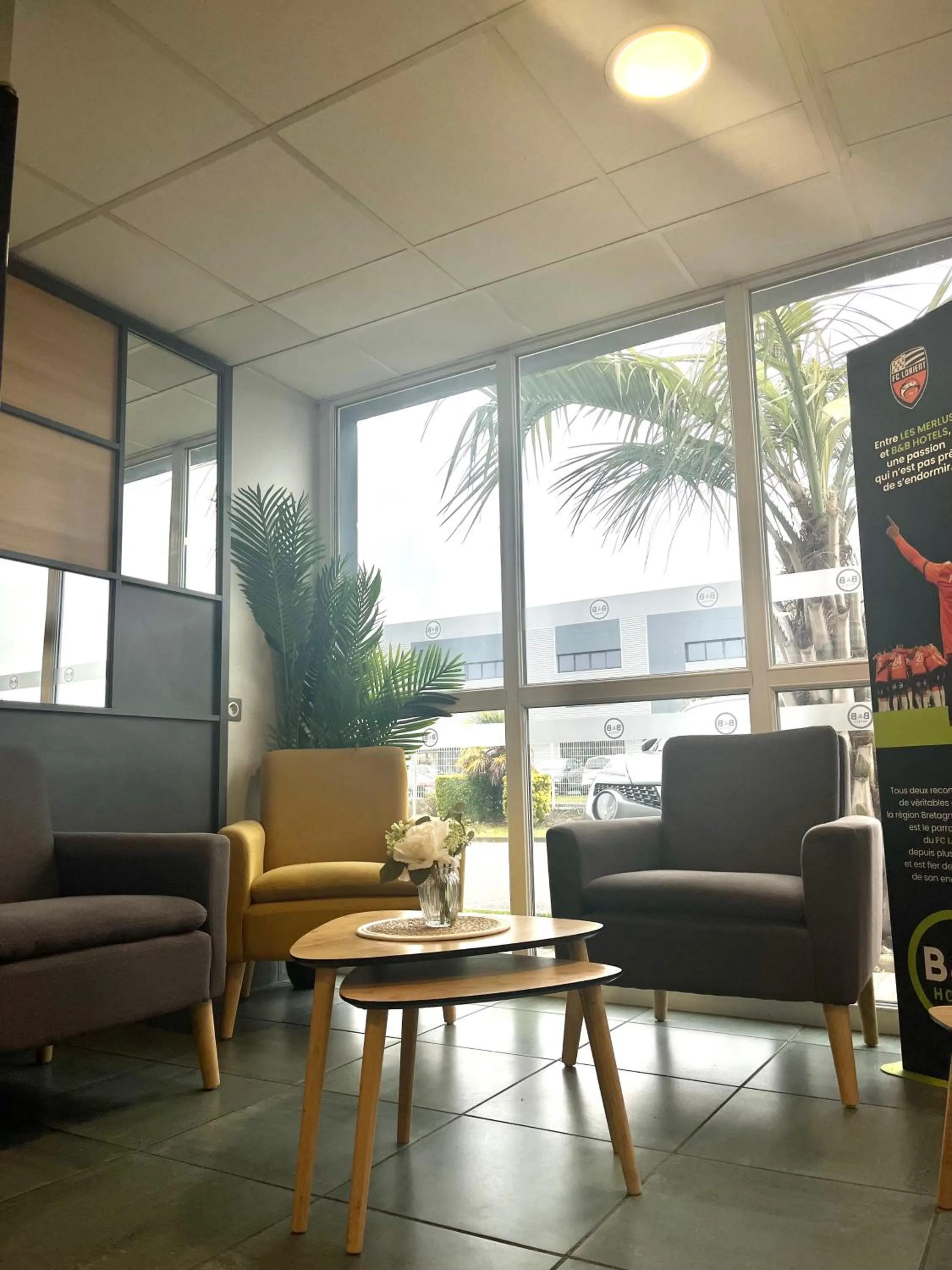 Seating area in B&B HOTEL Creil Chantilly