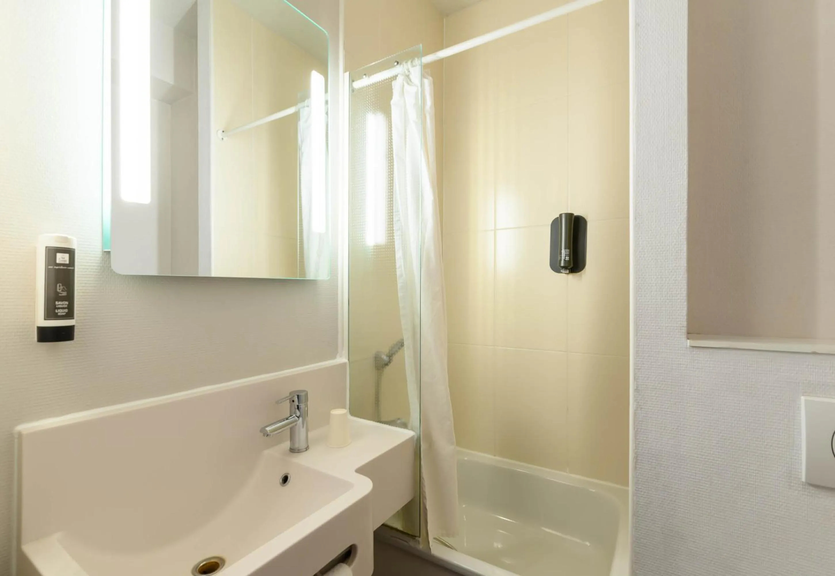 Bathroom in B&B HOTEL Creil Chantilly