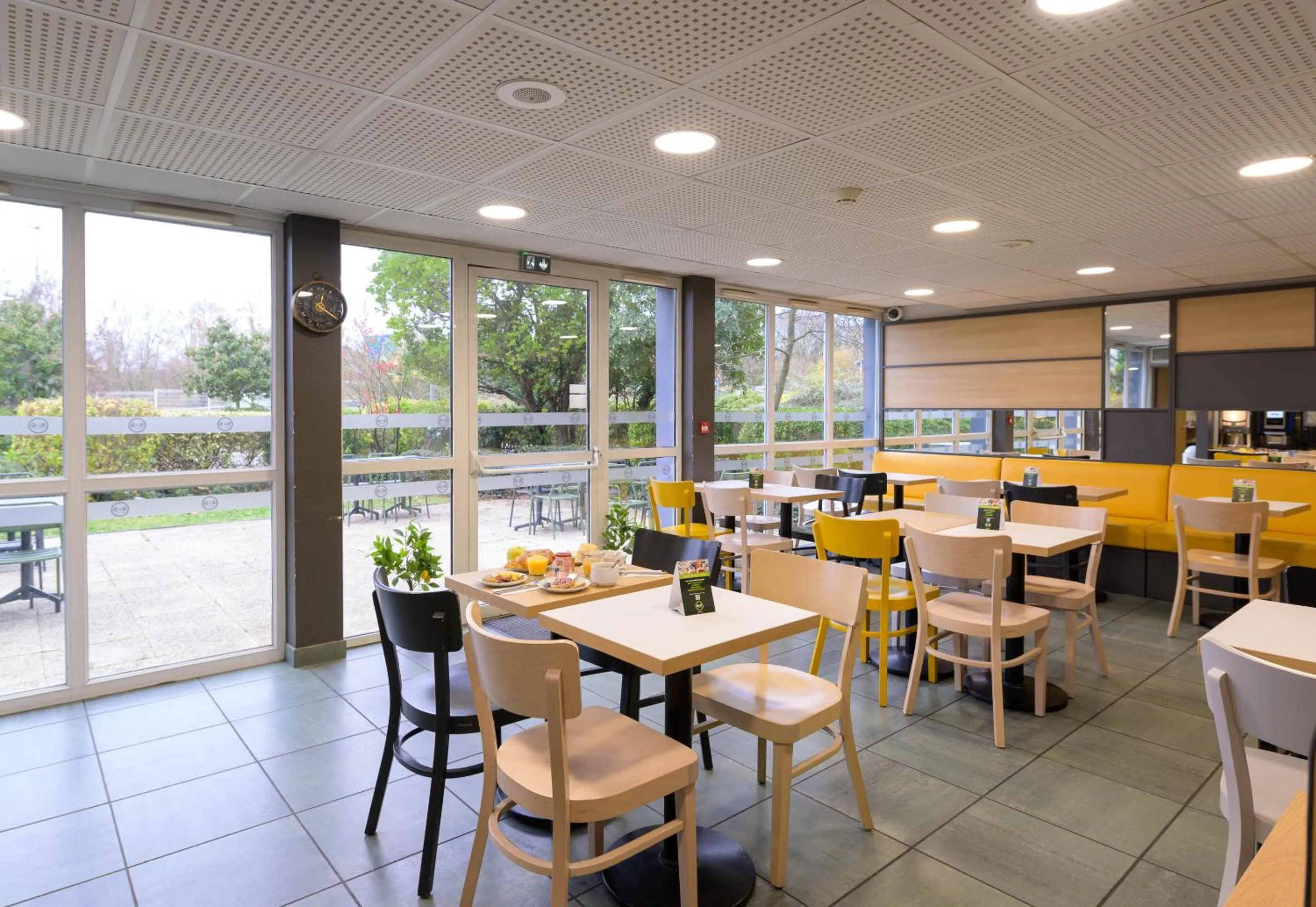 Restaurant/places to eat in B&B HOTEL Creil Chantilly