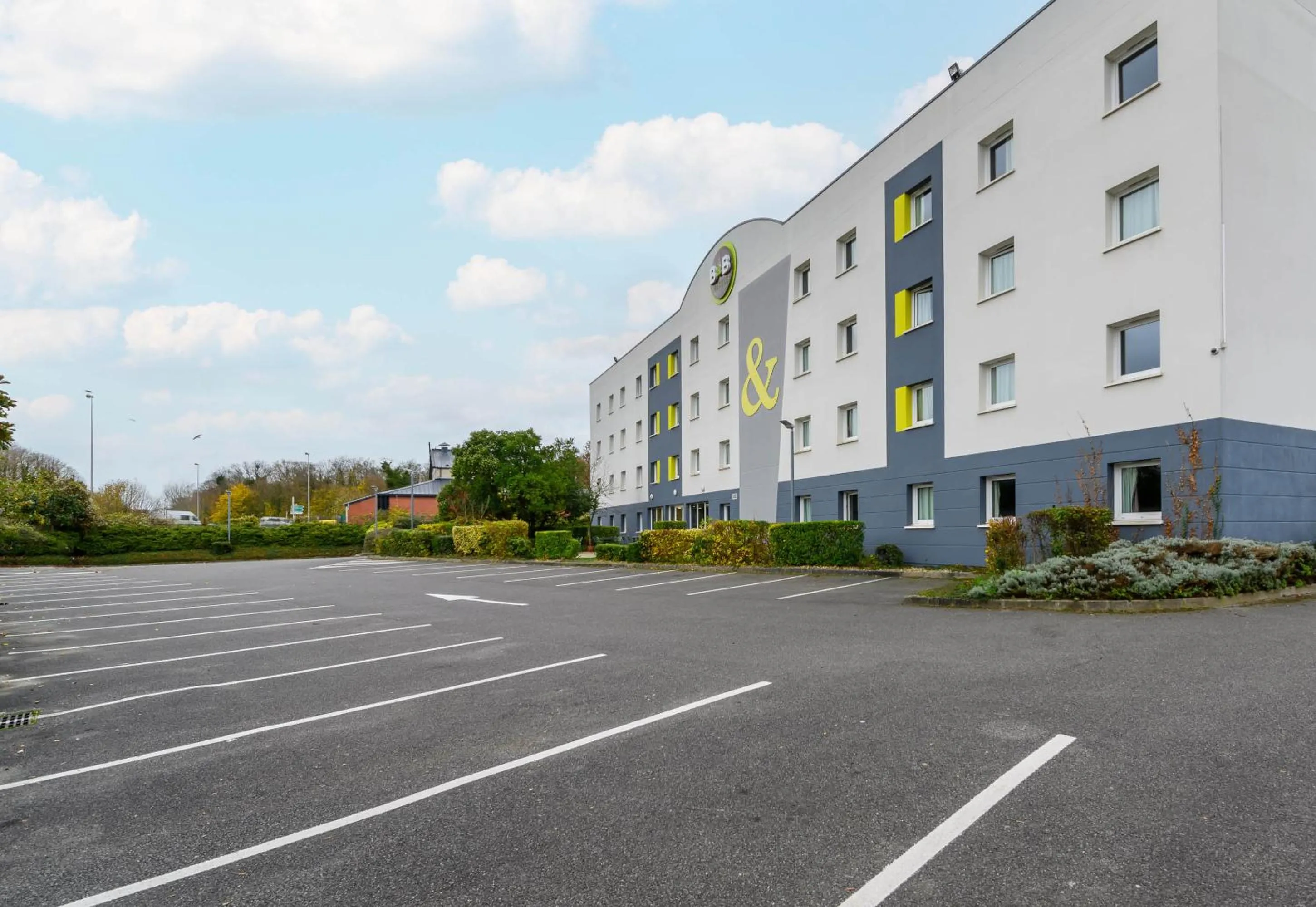 Parking in B&B HOTEL Creil Chantilly