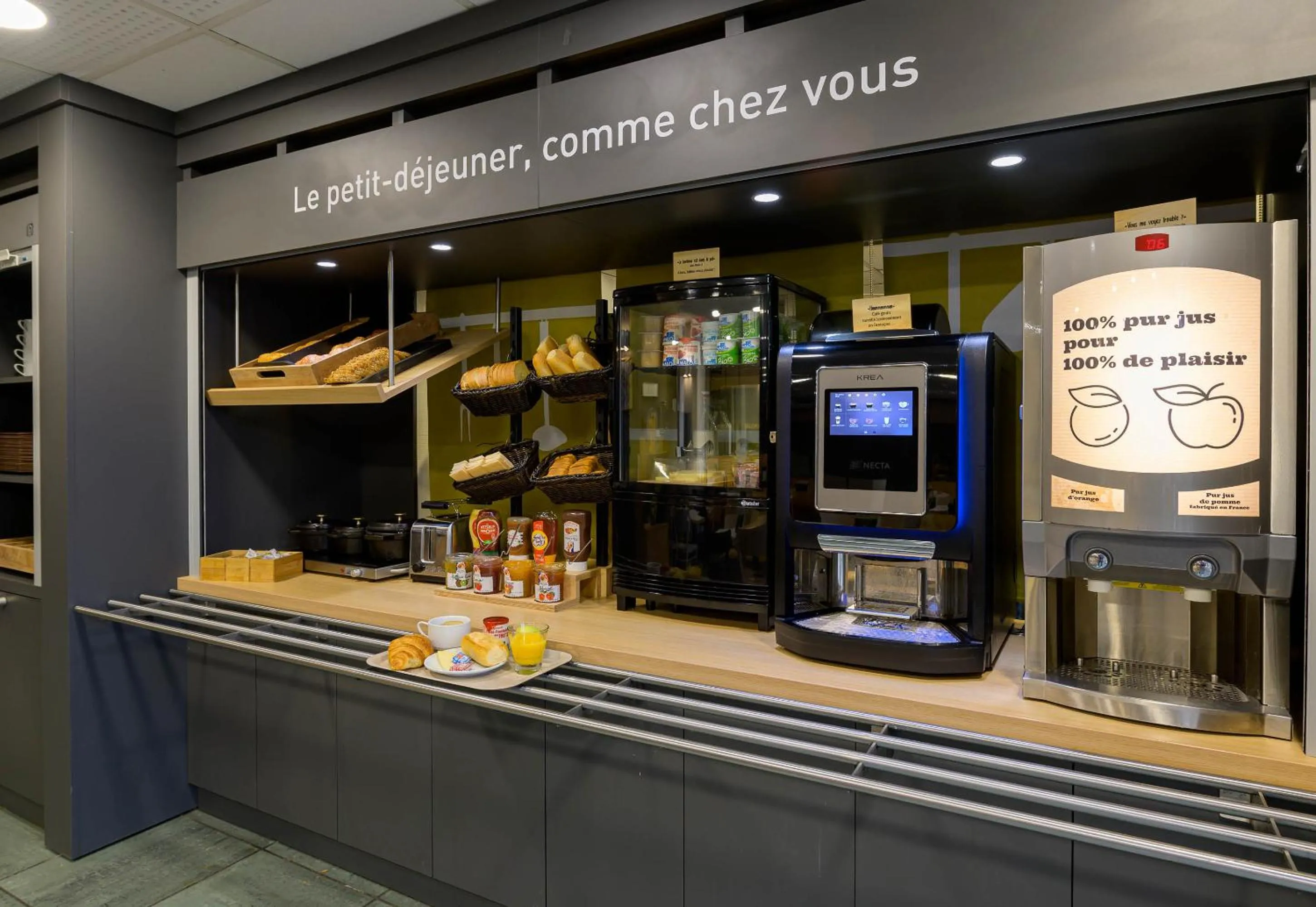 Buffet breakfast in B&B HOTEL Creil Chantilly